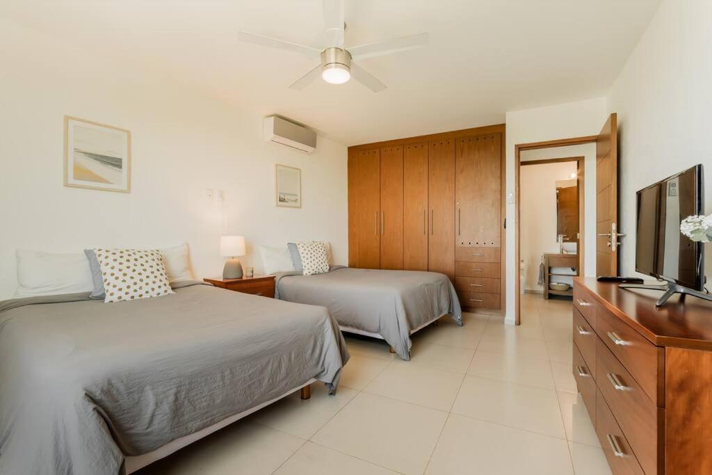 BLUE DREAM Beachfront 2 BDR by Casa Paraiso