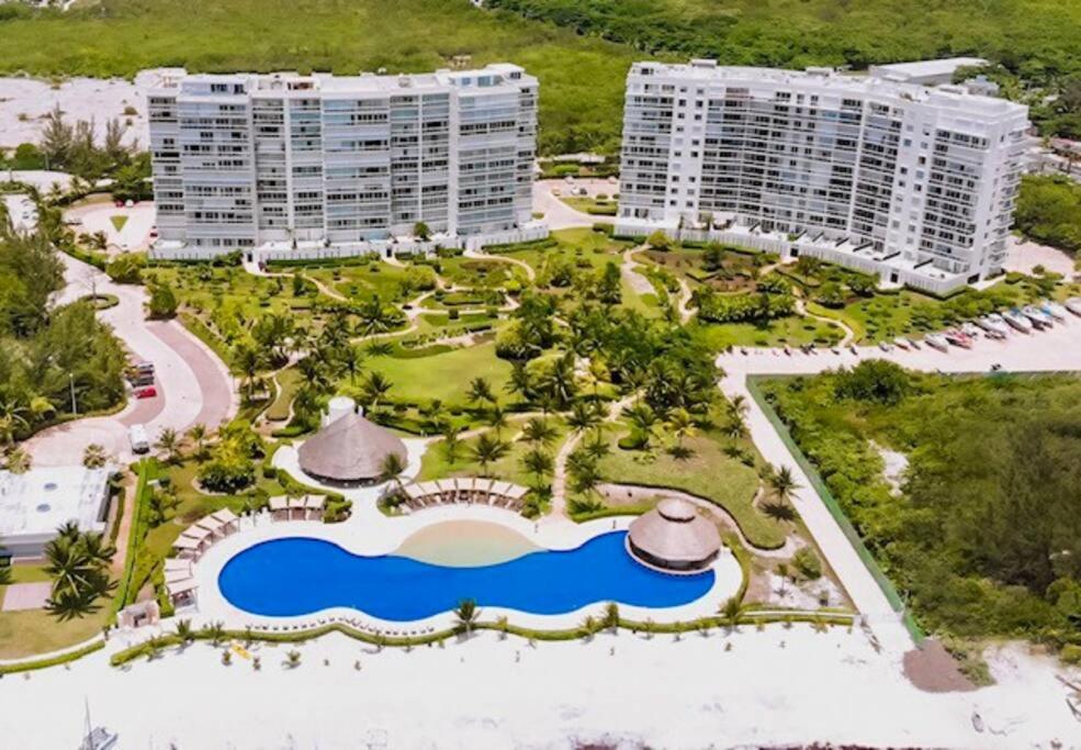 BLUE DREAM Beachfront 2 BDR by Casa Paraiso