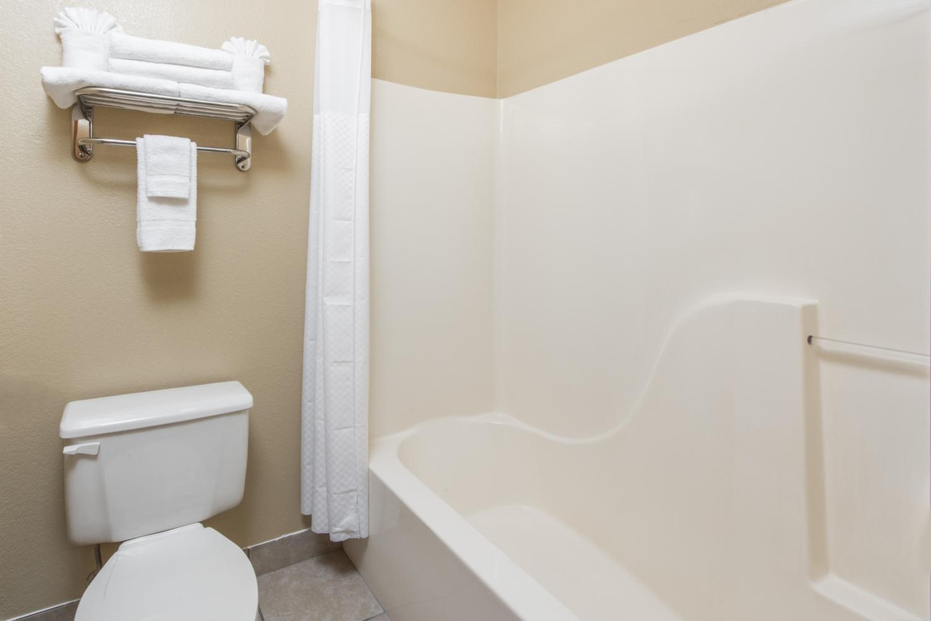 Farmington Vacations - Super 8 by Wyndham Farmington - Property Image 6