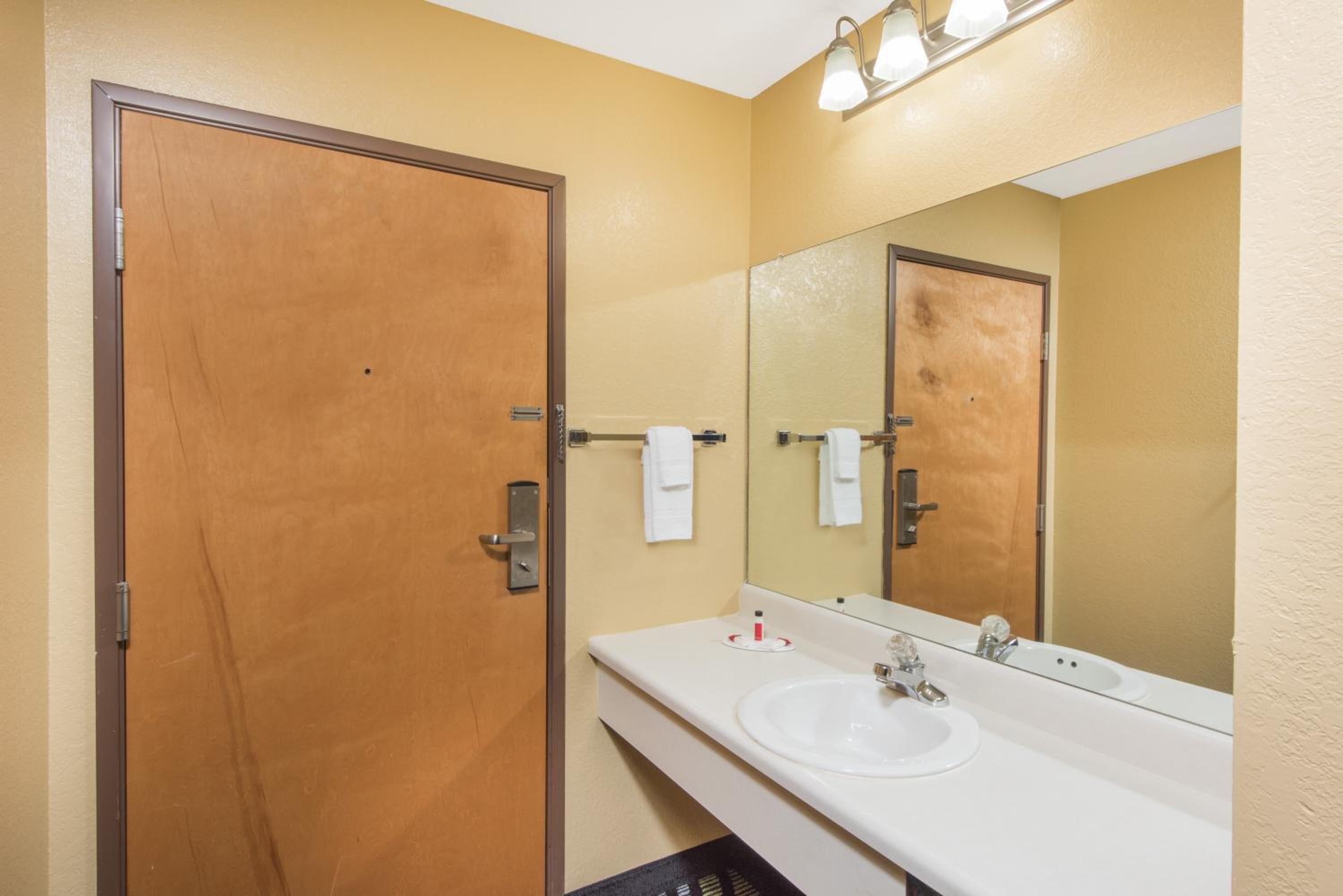 Farmington Vacations - Super 8 by Wyndham Farmington - Property Image 5