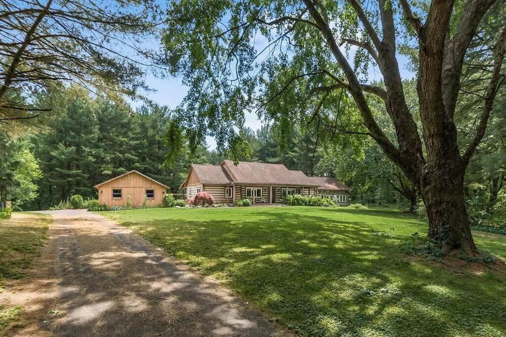 Serenity on Seven Acres - Luxurious Log Cabin view 4