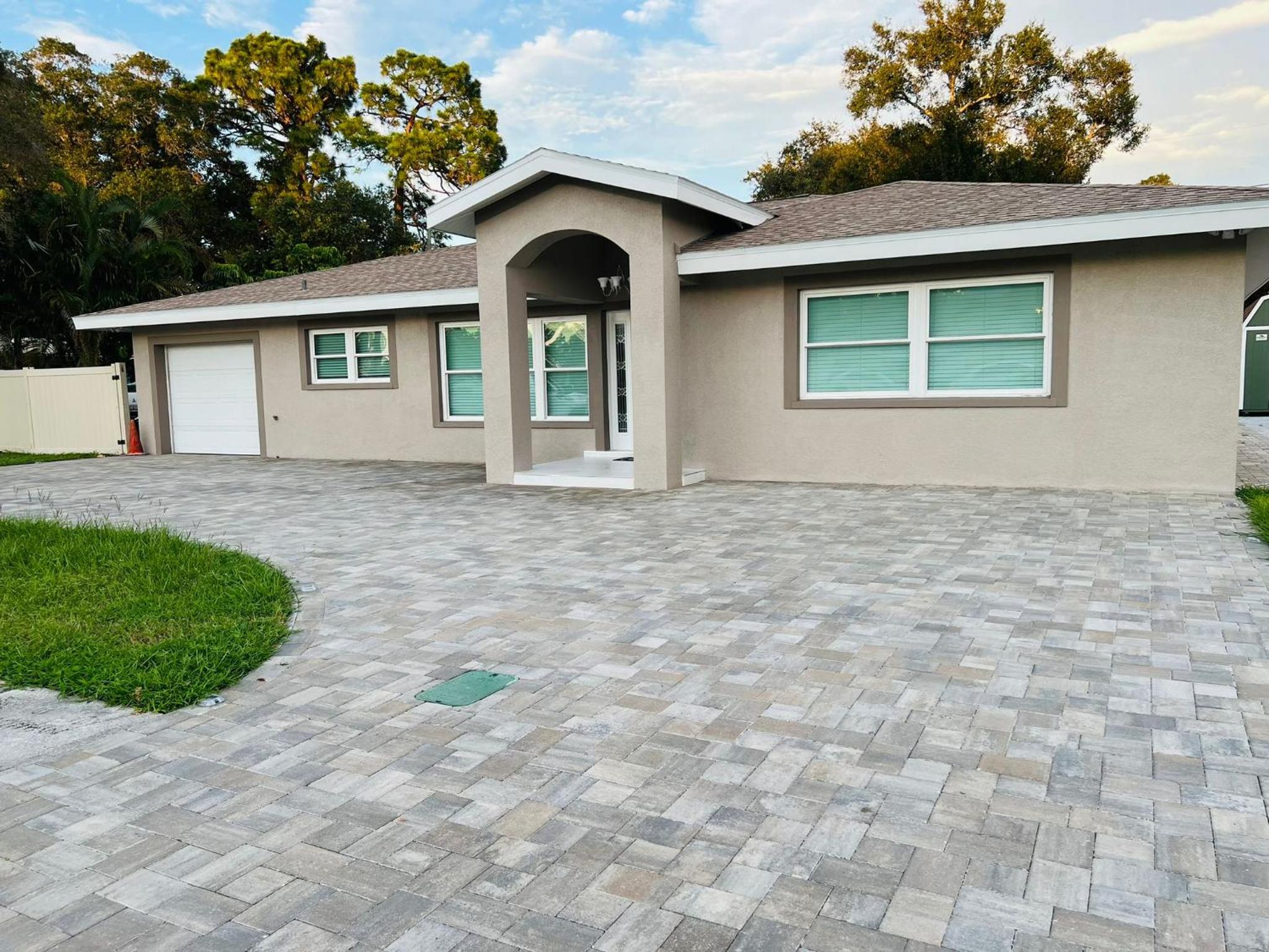 Charming Luxury House view 3