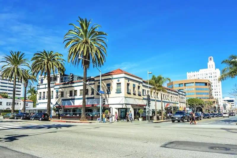 7 Large Down Town Santa Monica Apartment
