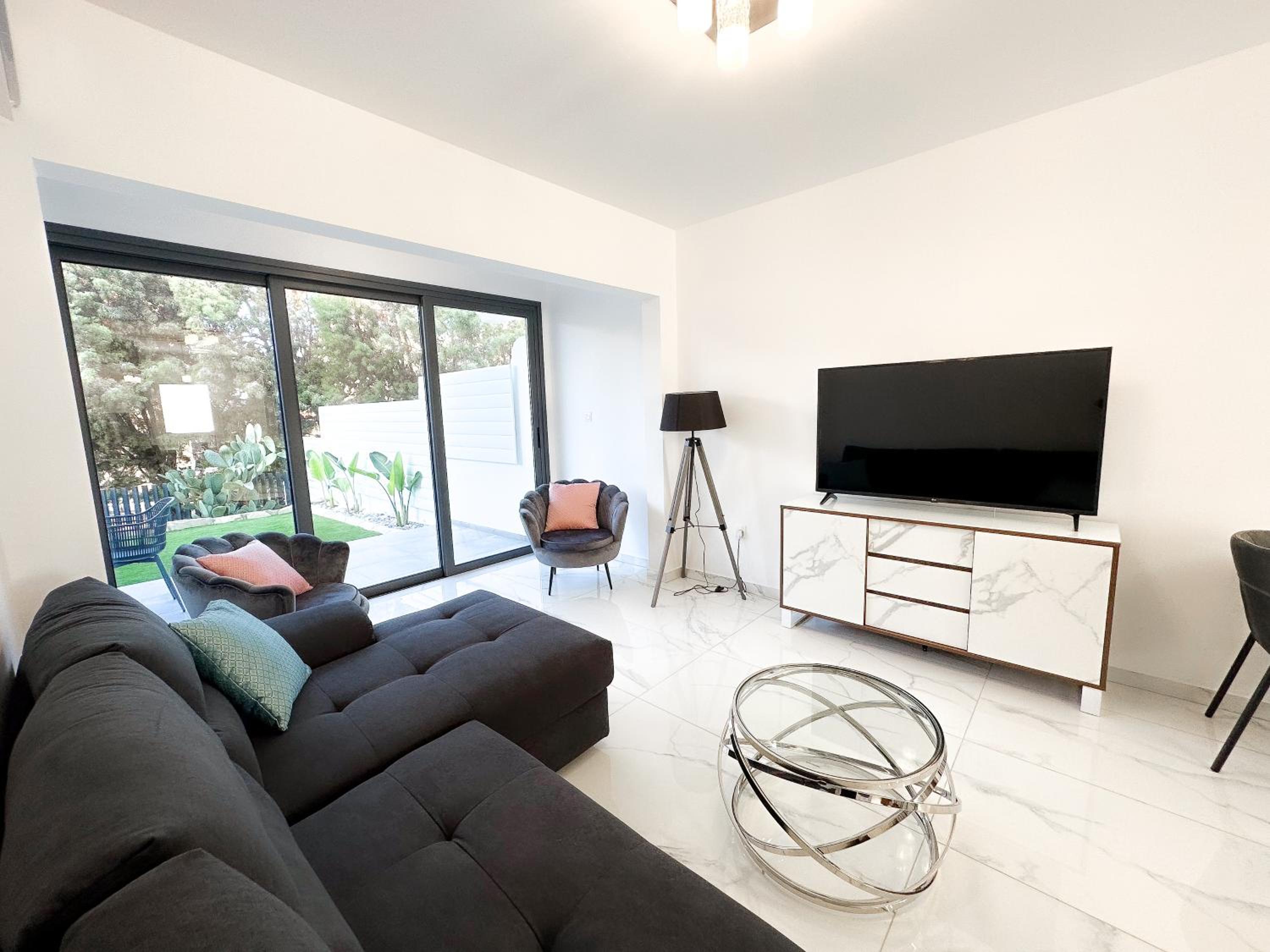 Luxury Garden Apartment