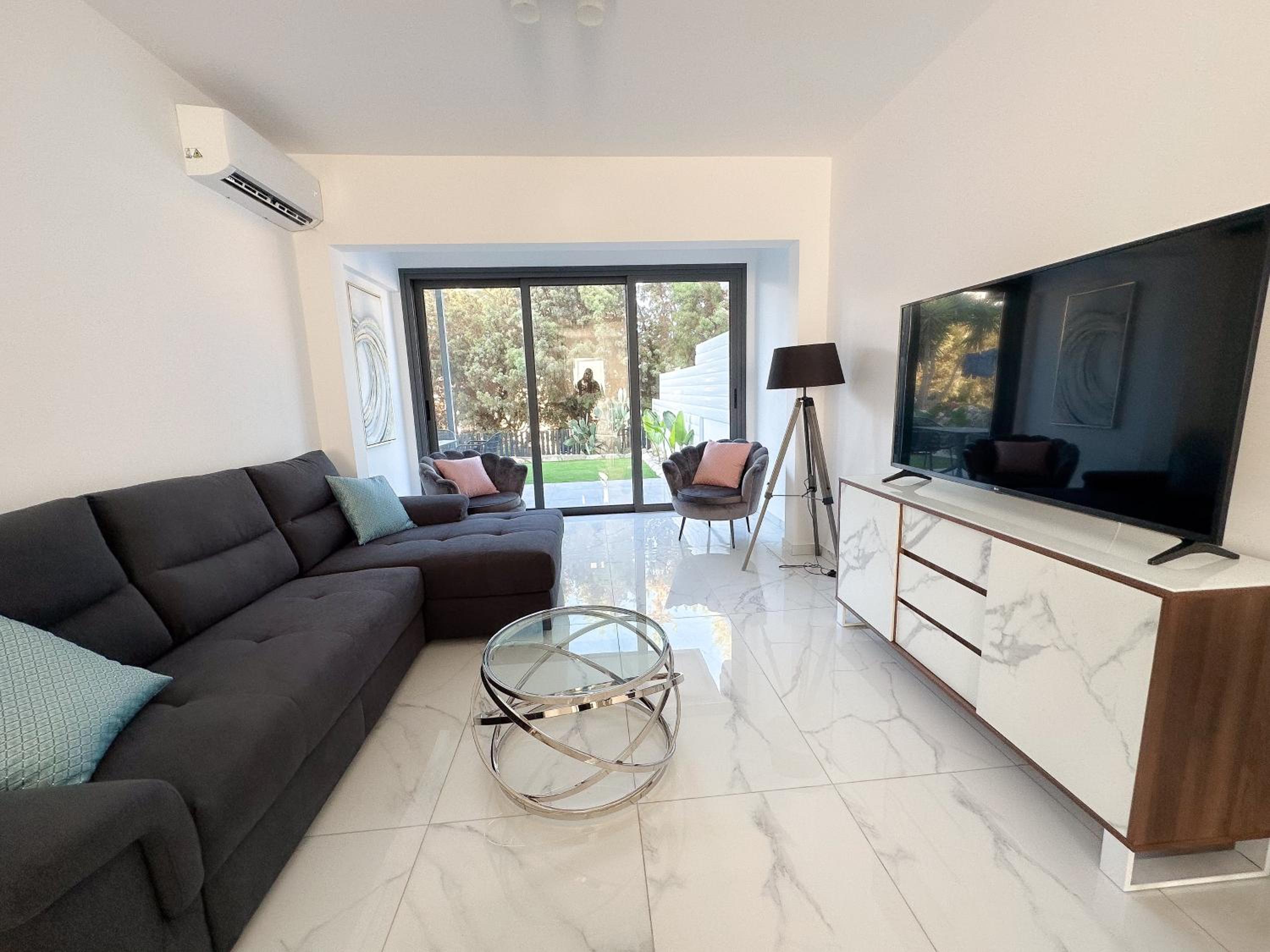 Luxury Garden Apartment