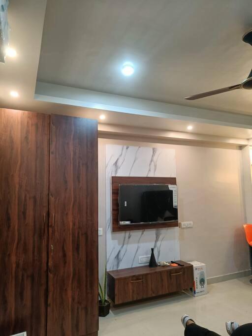 Elegant Xanadu Studio -Pool, Airport, CC2 Mall view 2