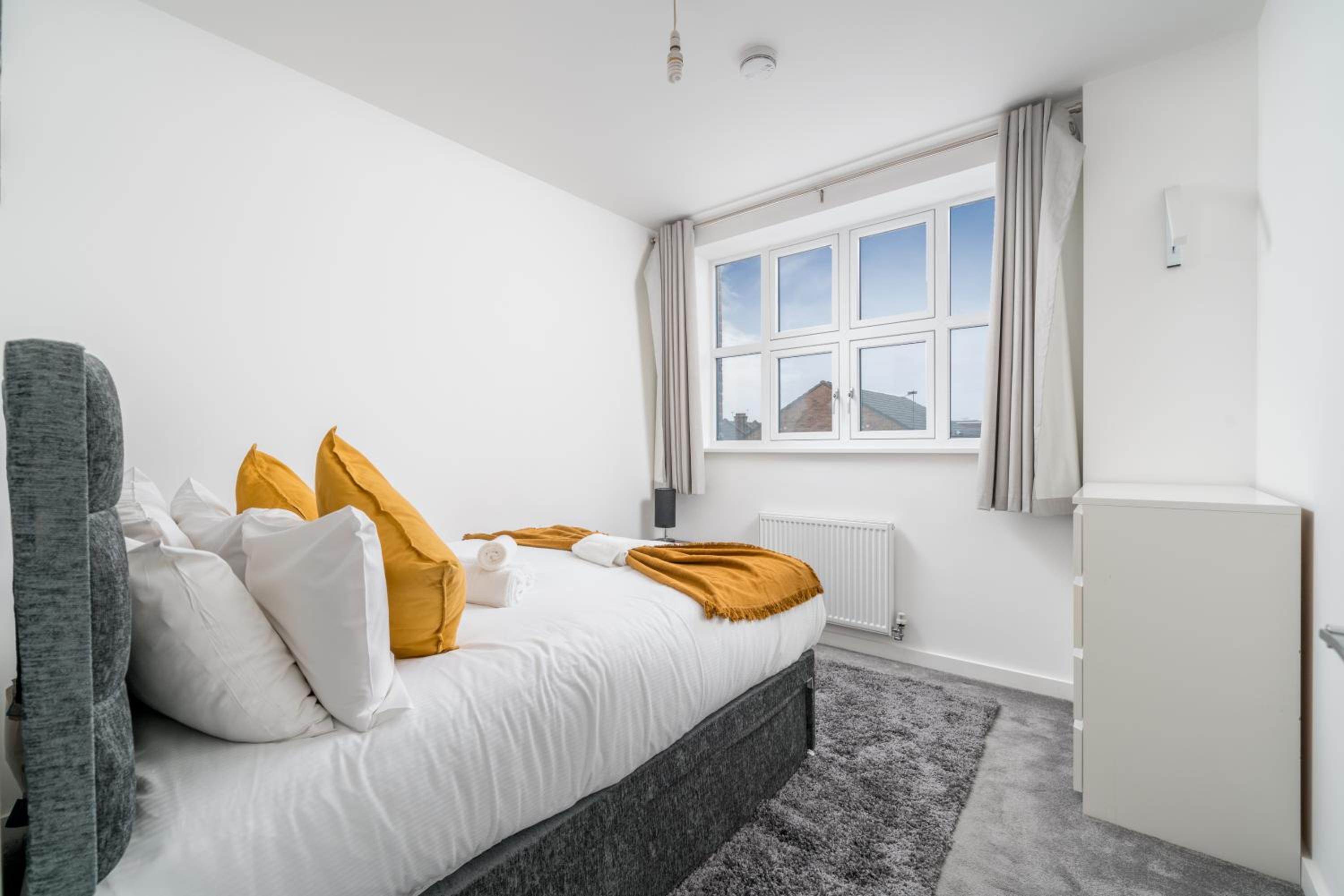 Luxury 2 Bedroom Apartment Free Parking, Netflix, Sleeps 6 view 4