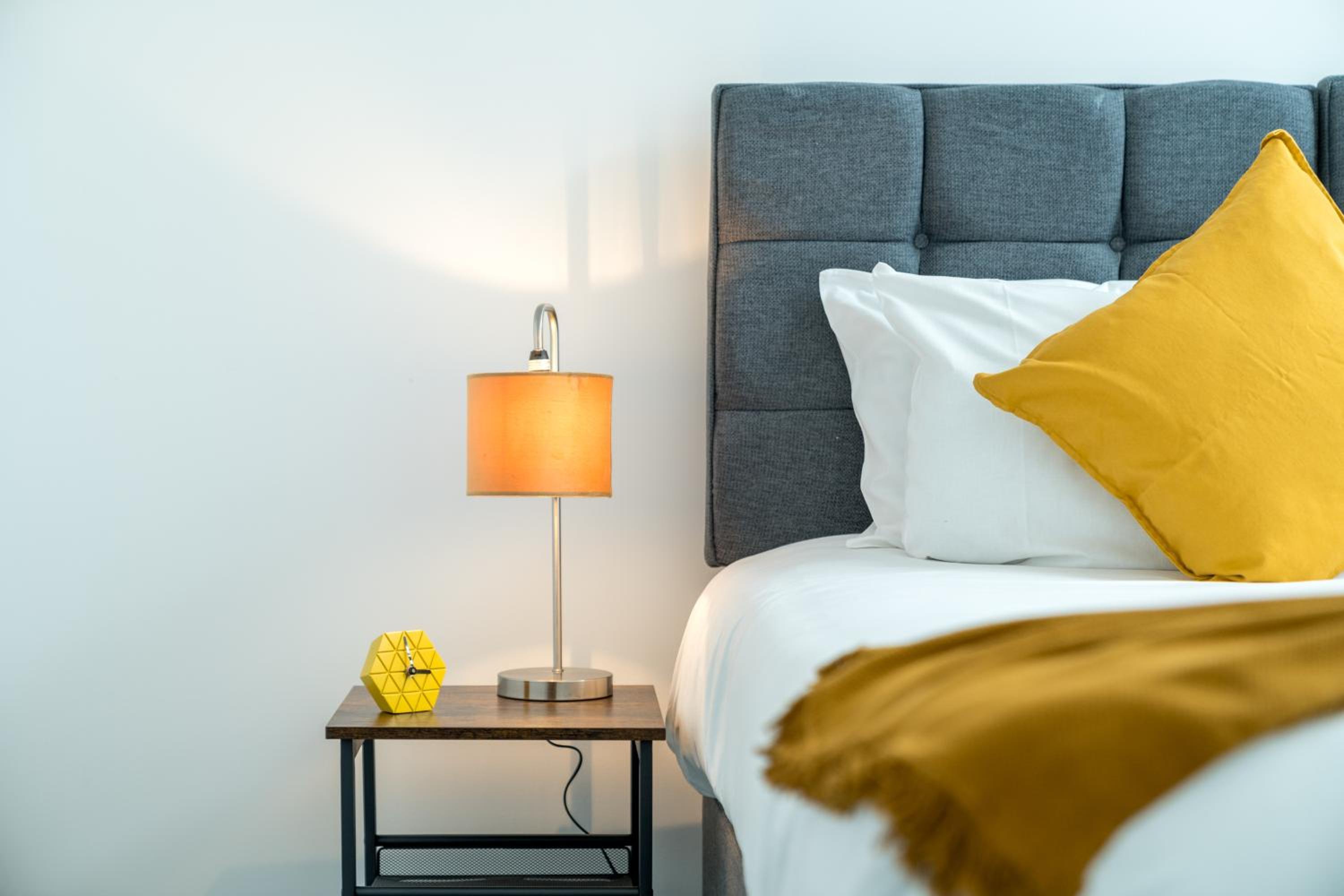Luxury 2 Bedroom Apartment Free Parking, Netflix, Sleeps 6 view 5