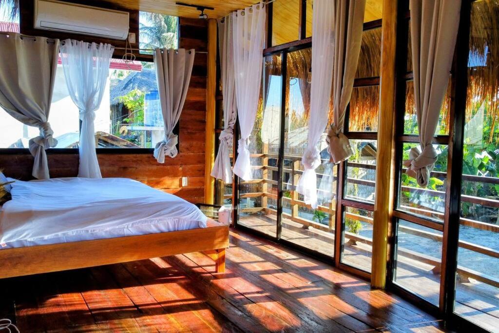Ysla Dapeng Siargao