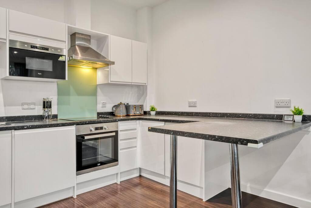 Heathrow 2-Bedroom Urban Oasis