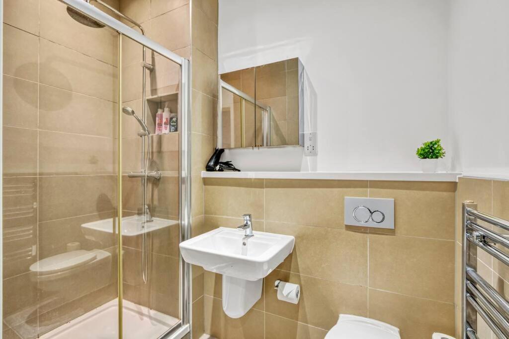 Heathrow 2-Bedroom Urban Oasis