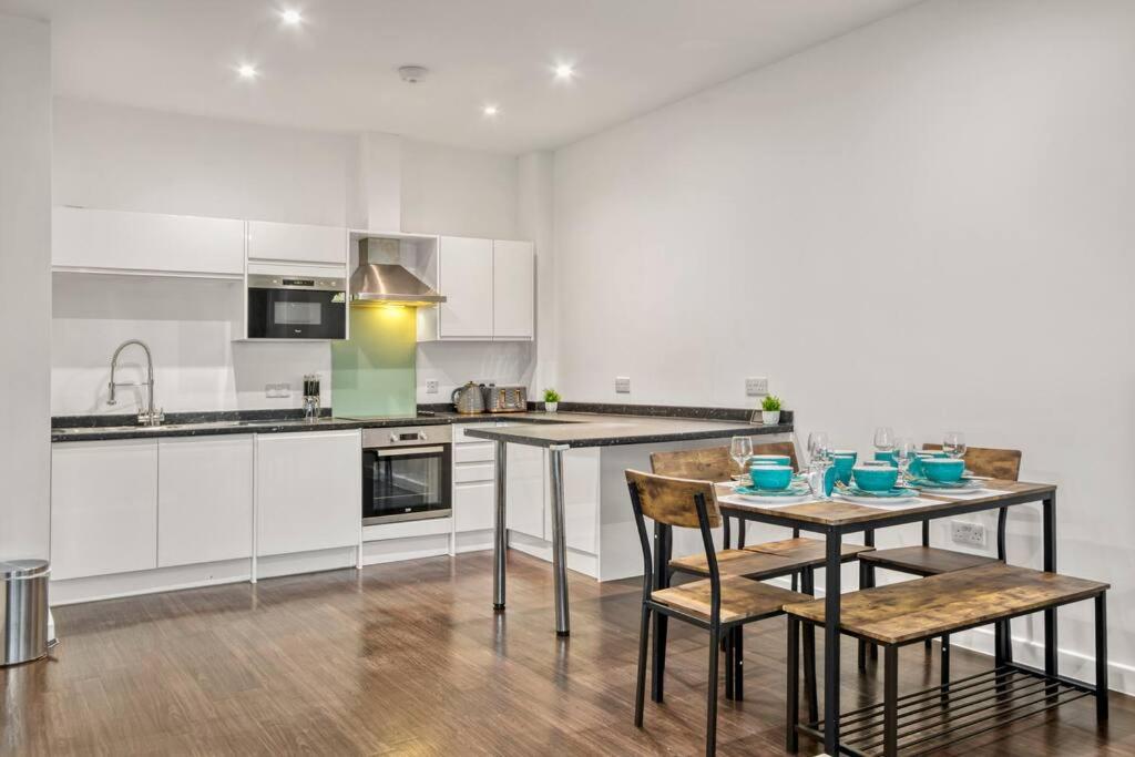 Heathrow 2-Bedroom Urban Oasis