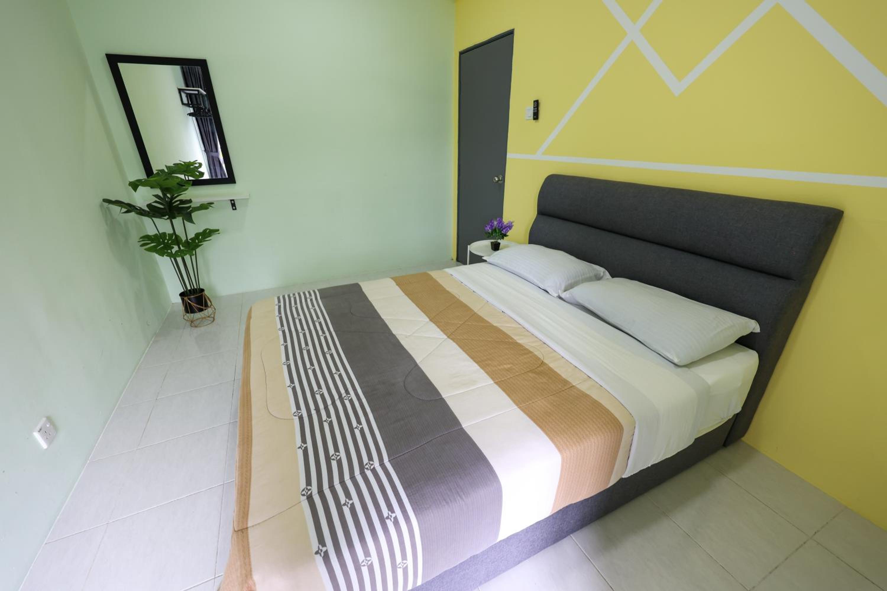 Moonight Luxe Suite, Cameron's Emerald Avenue