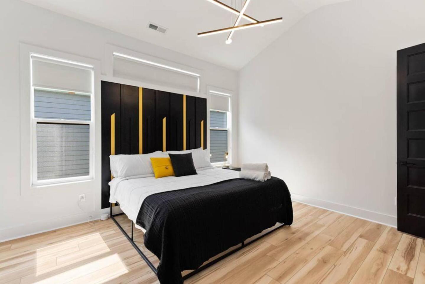Luxurious 4bd home sleeps 12 minutes to downtown with parking view 5