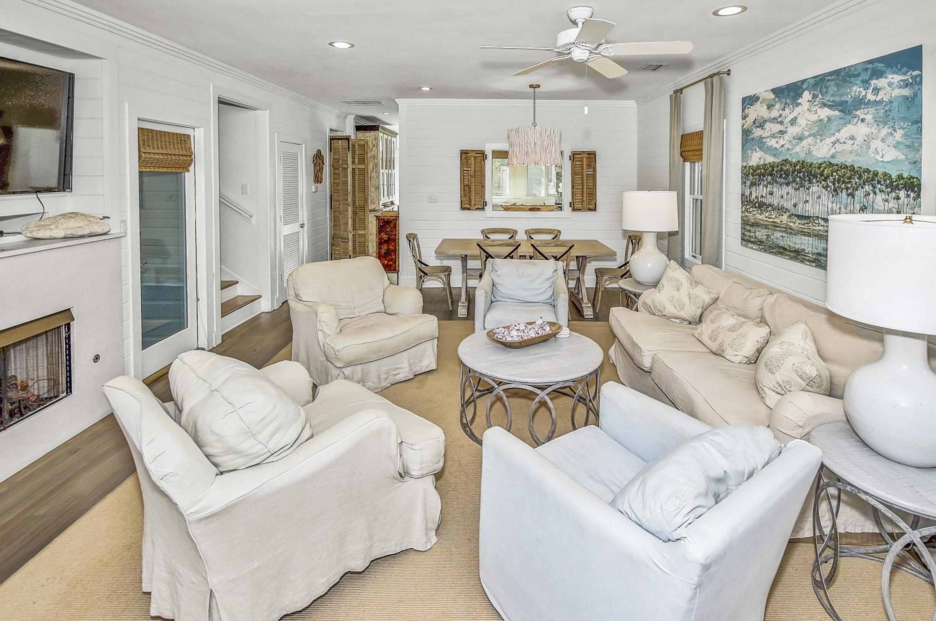 Short Distance to the White Sandy Beaches, Rendezvous Main House Carriage in Seaside home