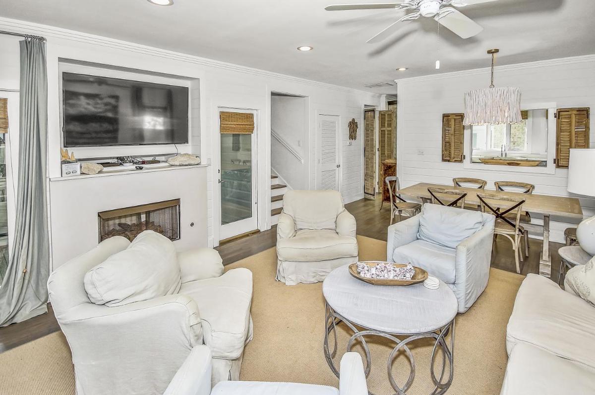 Short Distance to the White Sandy Beaches, Rendezvous Main House Carriage in Seaside home