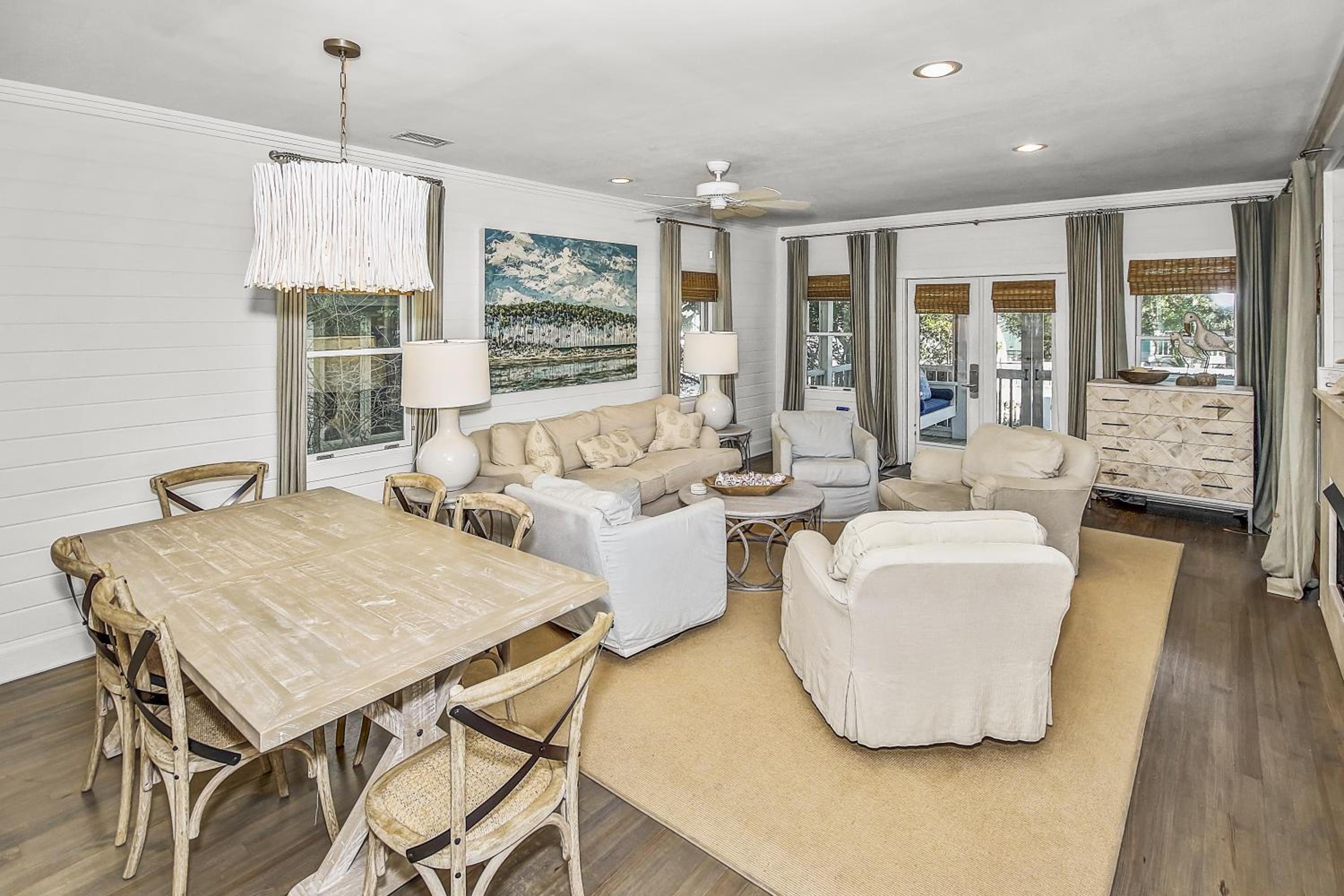 Short Distance to the White Sandy Beaches, Rendezvous Main House Carriage in Seaside home