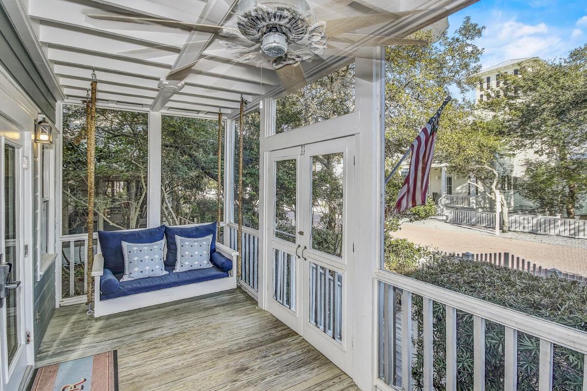 Short Distance to the White Sandy Beaches, Rendezvous Main House Carriage in Seaside home