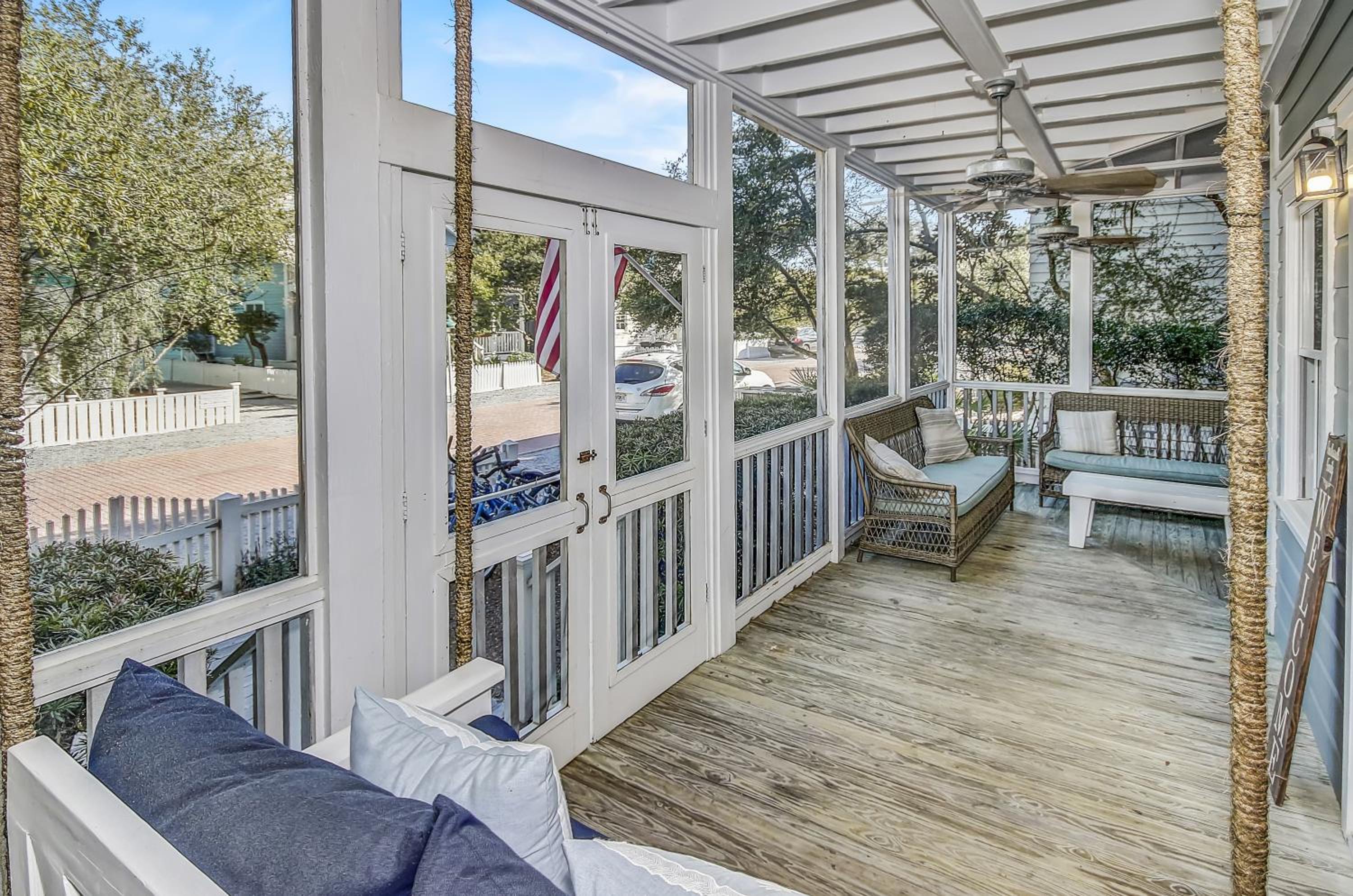 Short Distance to the White Sandy Beaches, Rendezvous Main House Carriage in Seaside home