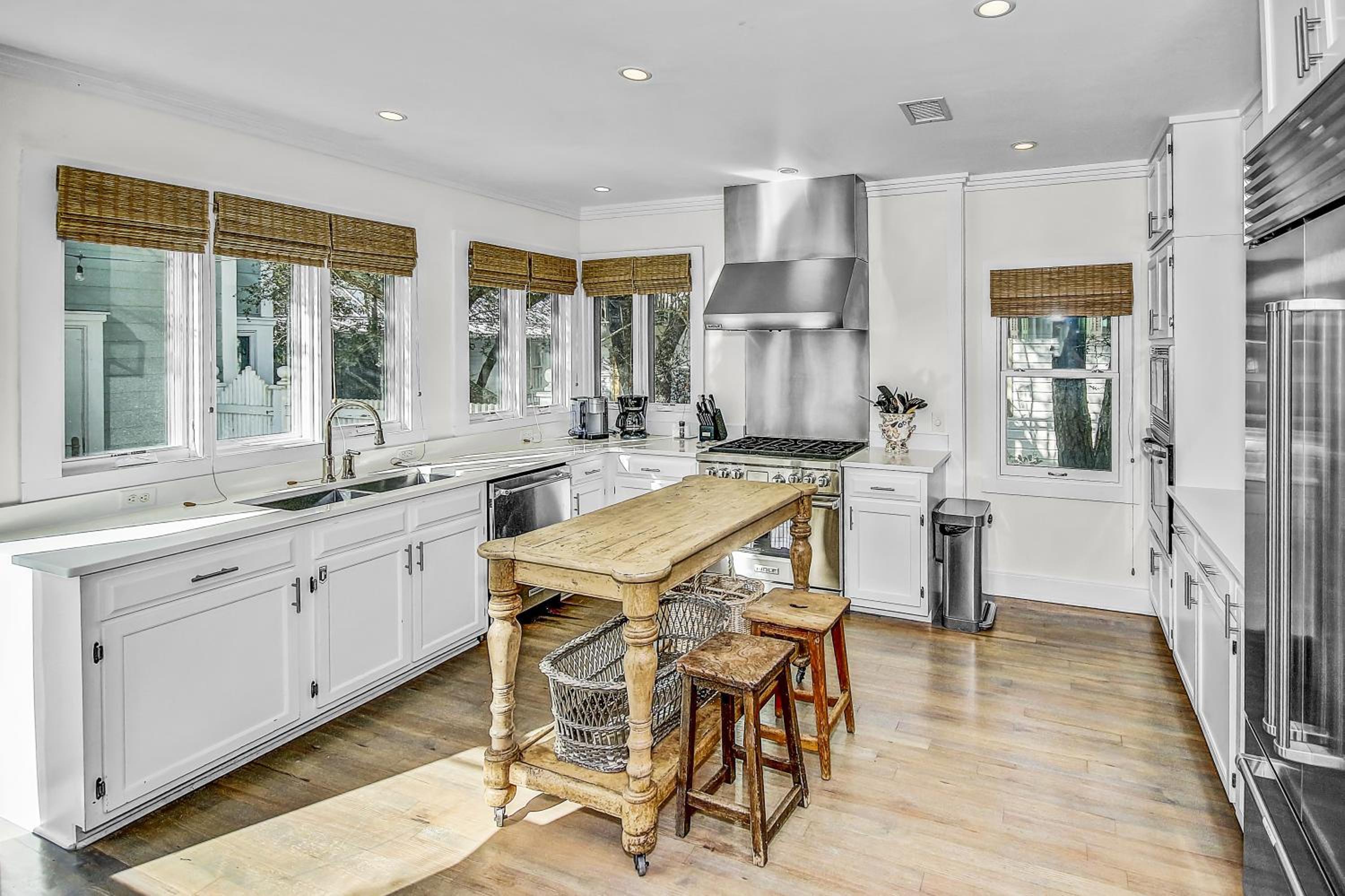 Short Distance to the White Sandy Beaches, Rendezvous Main House Carriage in Seaside home