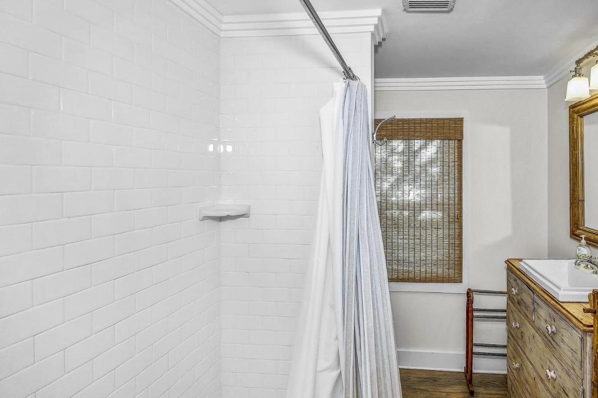 Short Distance to the White Sandy Beaches, Rendezvous Main House Carriage in Seaside home