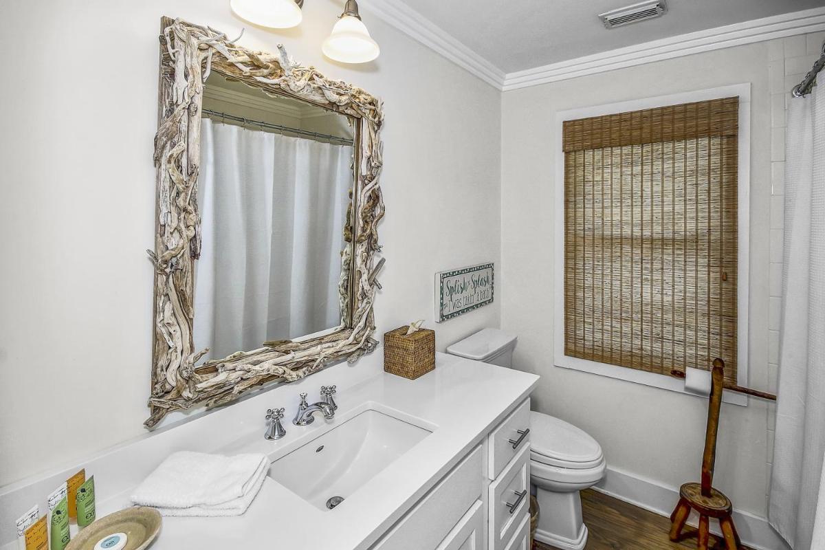 Short Distance to the White Sandy Beaches, Rendezvous Main House Carriage in Seaside home