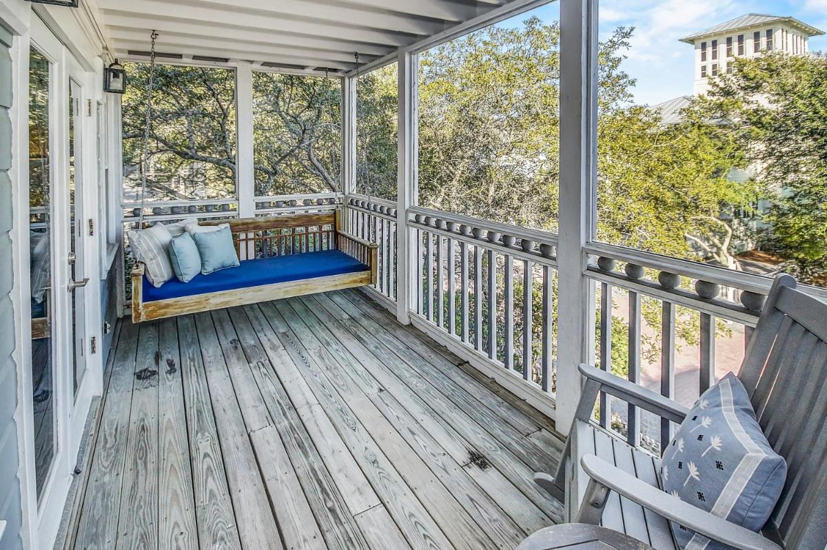 Short Distance to the White Sandy Beaches, Rendezvous Main House Carriage in Seaside home