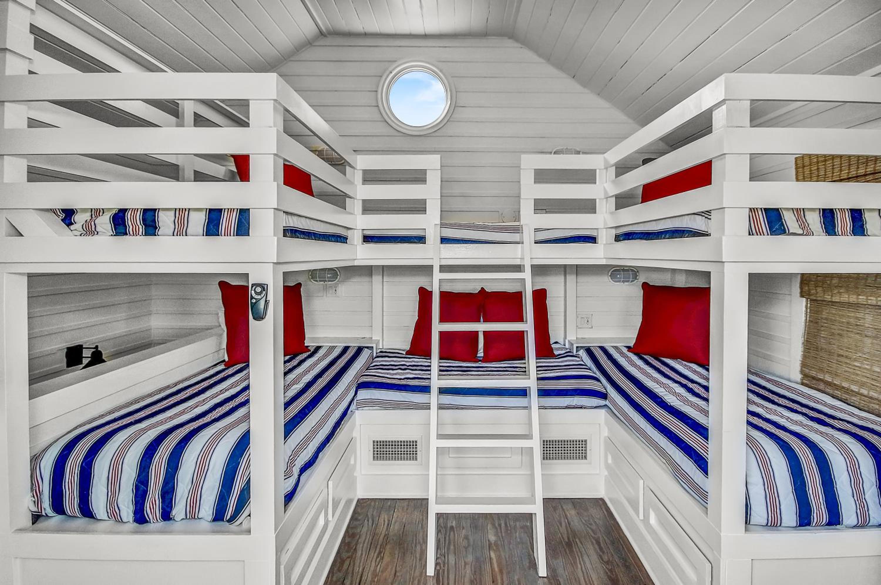 Short Distance to the White Sandy Beaches, Rendezvous Main House Carriage in Seaside home