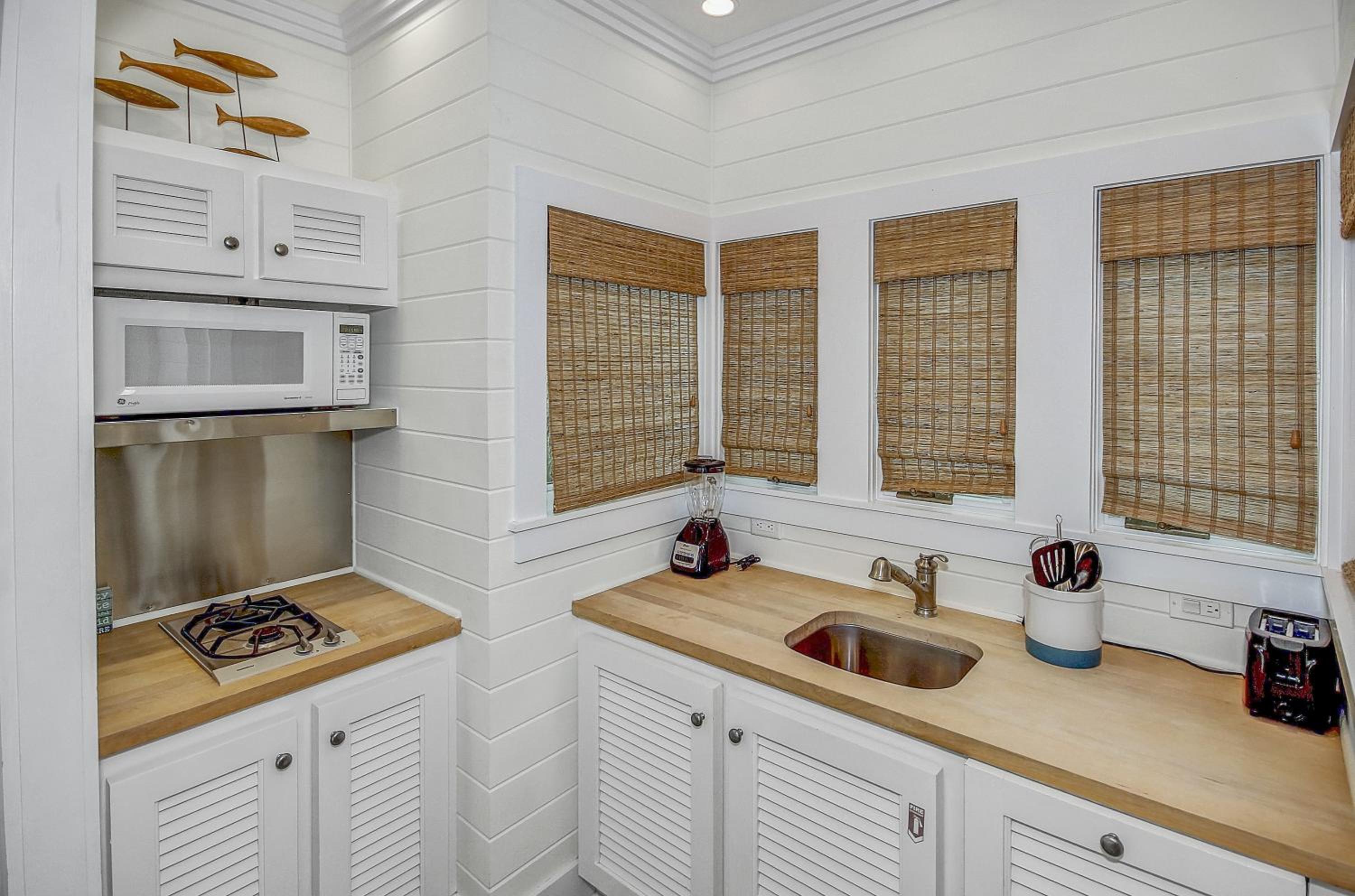 Short Distance to the White Sandy Beaches, Rendezvous Main House Carriage in Seaside home