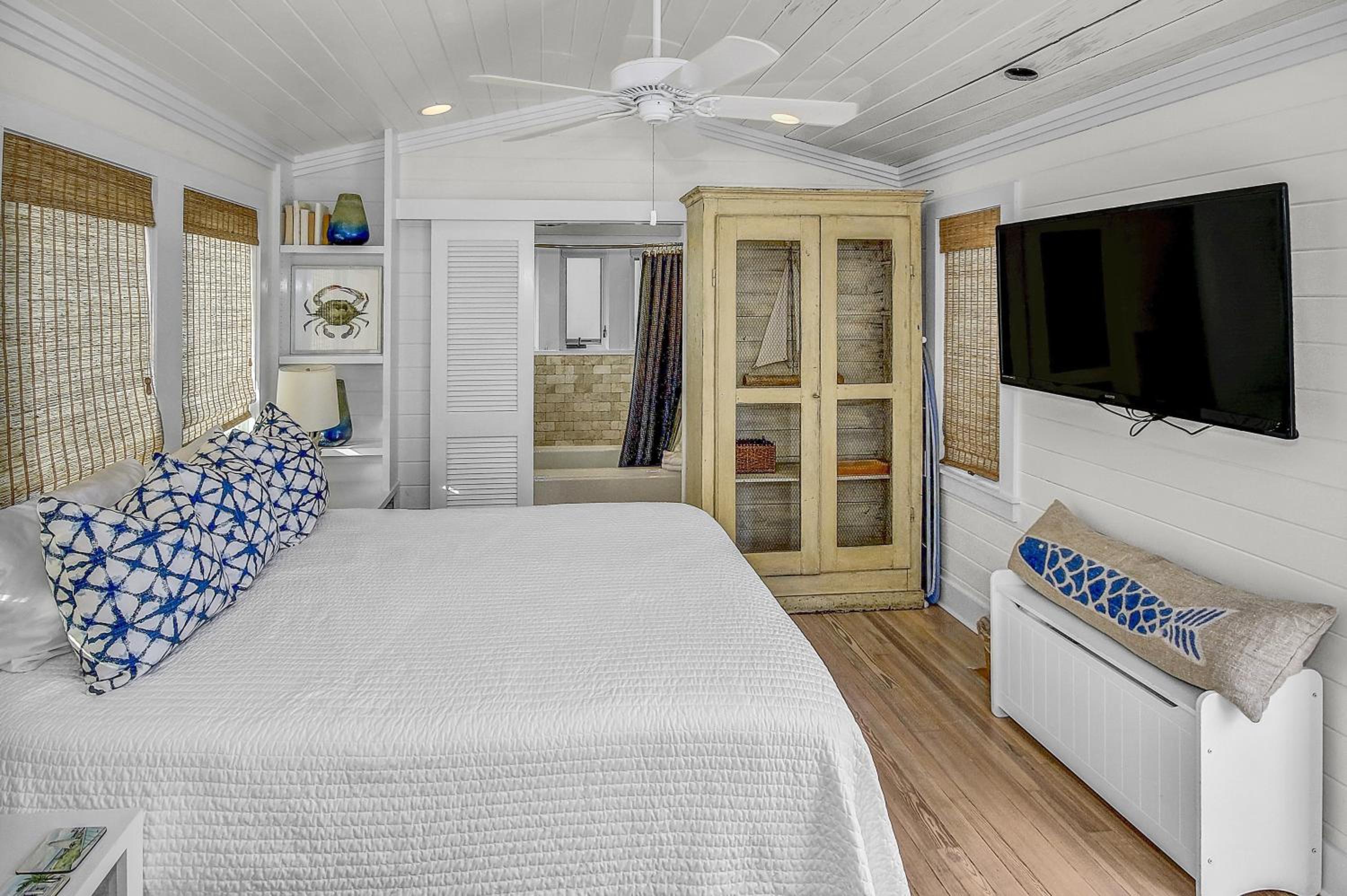 Short Distance to the White Sandy Beaches, Rendezvous Main House Carriage in Seaside home