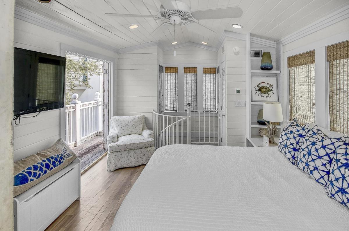 Short Distance to the White Sandy Beaches, Rendezvous Main House Carriage in Seaside home