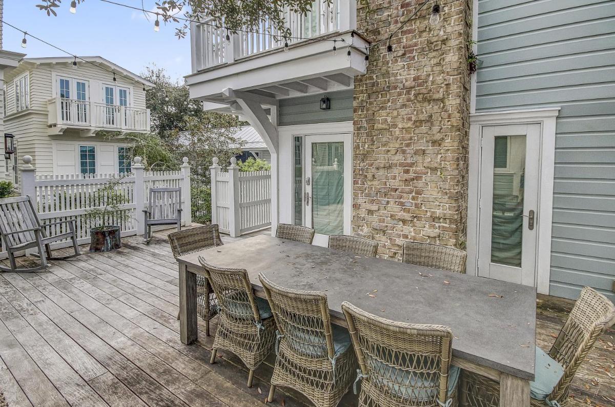 Short Distance to the White Sandy Beaches, Rendezvous Main House Carriage in Seaside home