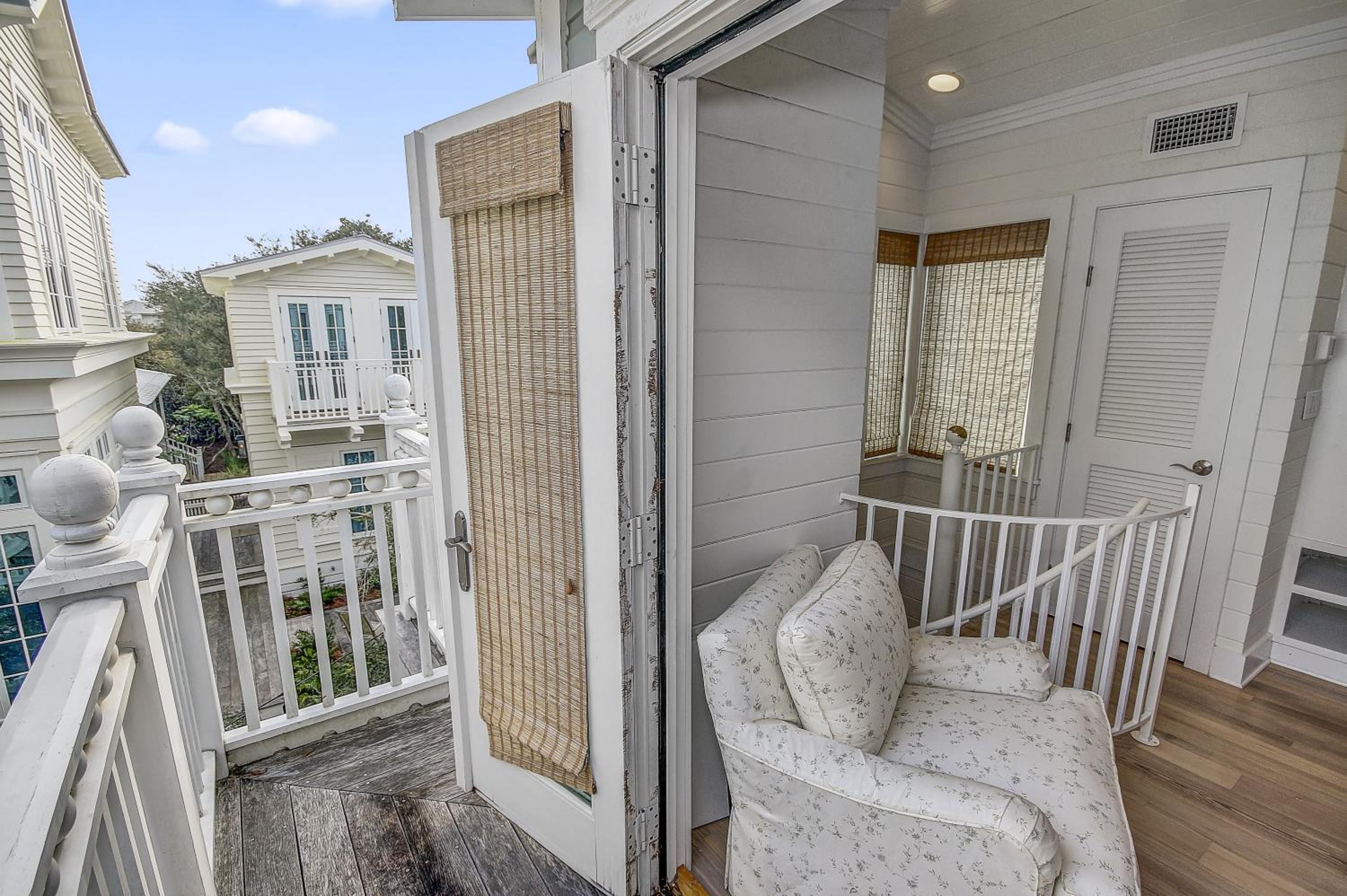Short Distance to the White Sandy Beaches, Rendezvous Main House Carriage in Seaside home