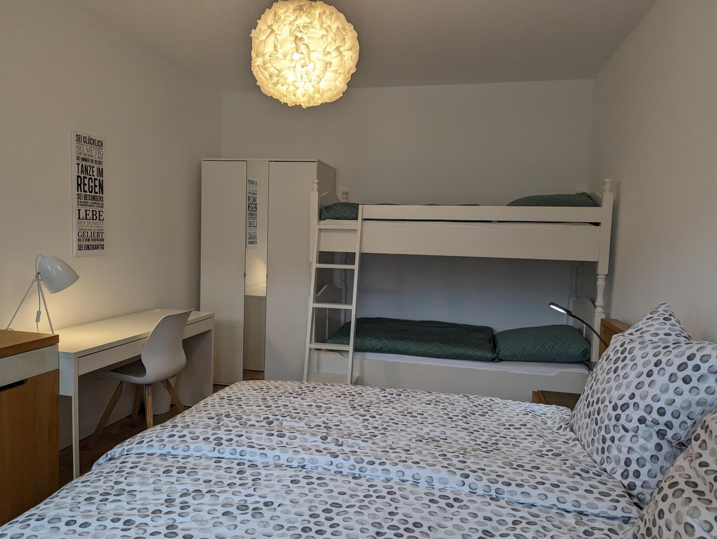 Chemnitz Saxonia HomeDeLuxe Hochwertige 50qm 2-Zimmer-Ferienwohnung mit privaten Kfz Parkplatz Stellplatz mit MWSt-Rechnung mit XXL Hülsta Bett & Etagenbet