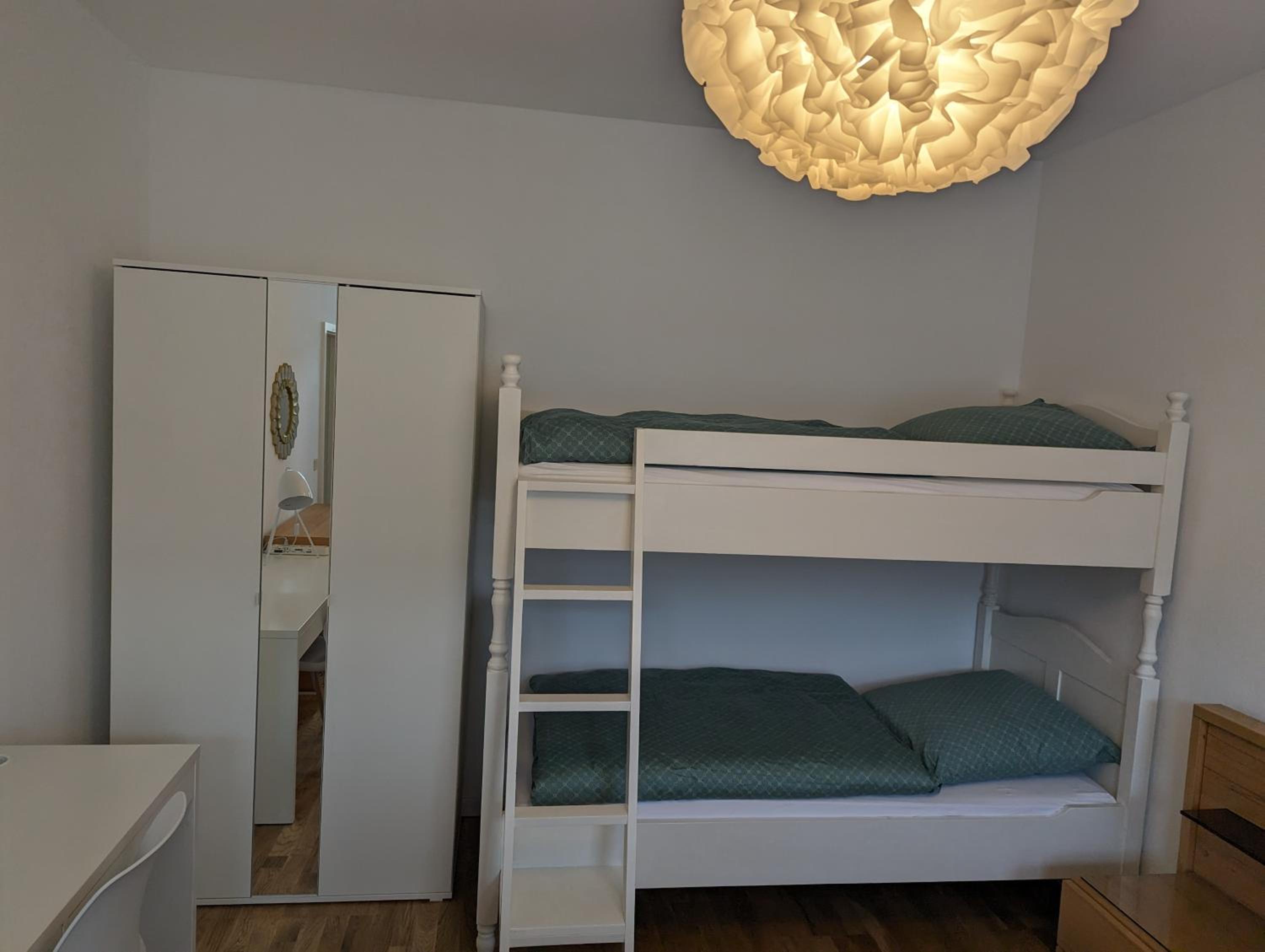 Chemnitz Saxonia HomeDeLuxe Hochwertige 50qm 2-Zimmer-Ferienwohnung mit privaten Kfz Parkplatz Stellplatz mit MWSt-Rechnung mit XXL Hülsta Bett & Etagenbet