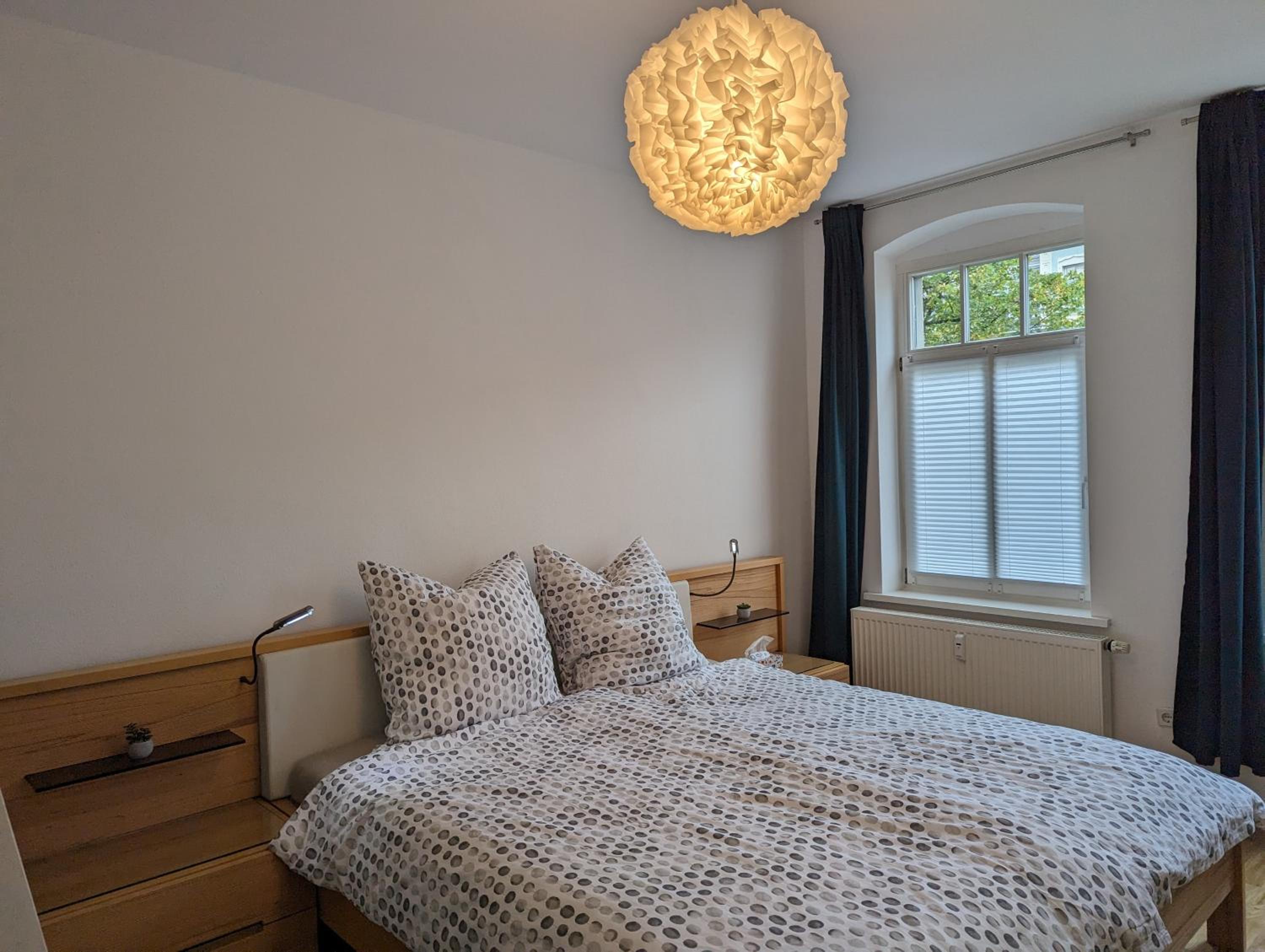 Chemnitz Saxonia HomeDeLuxe Hochwertige 50qm 2-Zimmer-Ferienwohnung mit privaten Kfz Parkplatz Stellplatz mit MWSt-Rechnung mit XXL Hülsta Bett & Etagenbet