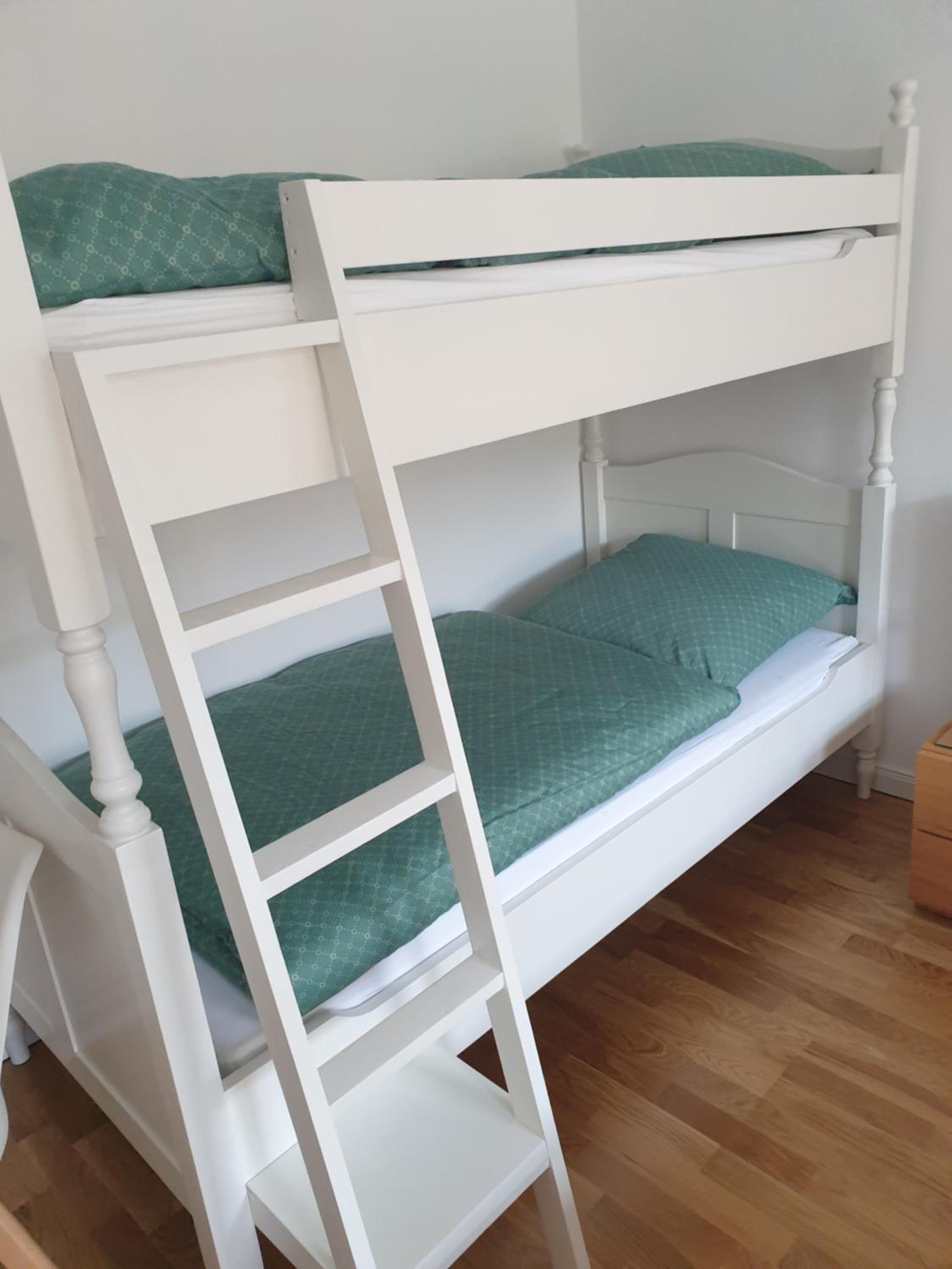 Chemnitz Saxonia HomeDeLuxe Hochwertige 50qm 2-Zimmer-Ferienwohnung mit privaten Kfz Parkplatz Stellplatz mit MWSt-Rechnung mit XXL Hülsta Bett & Etagenbet