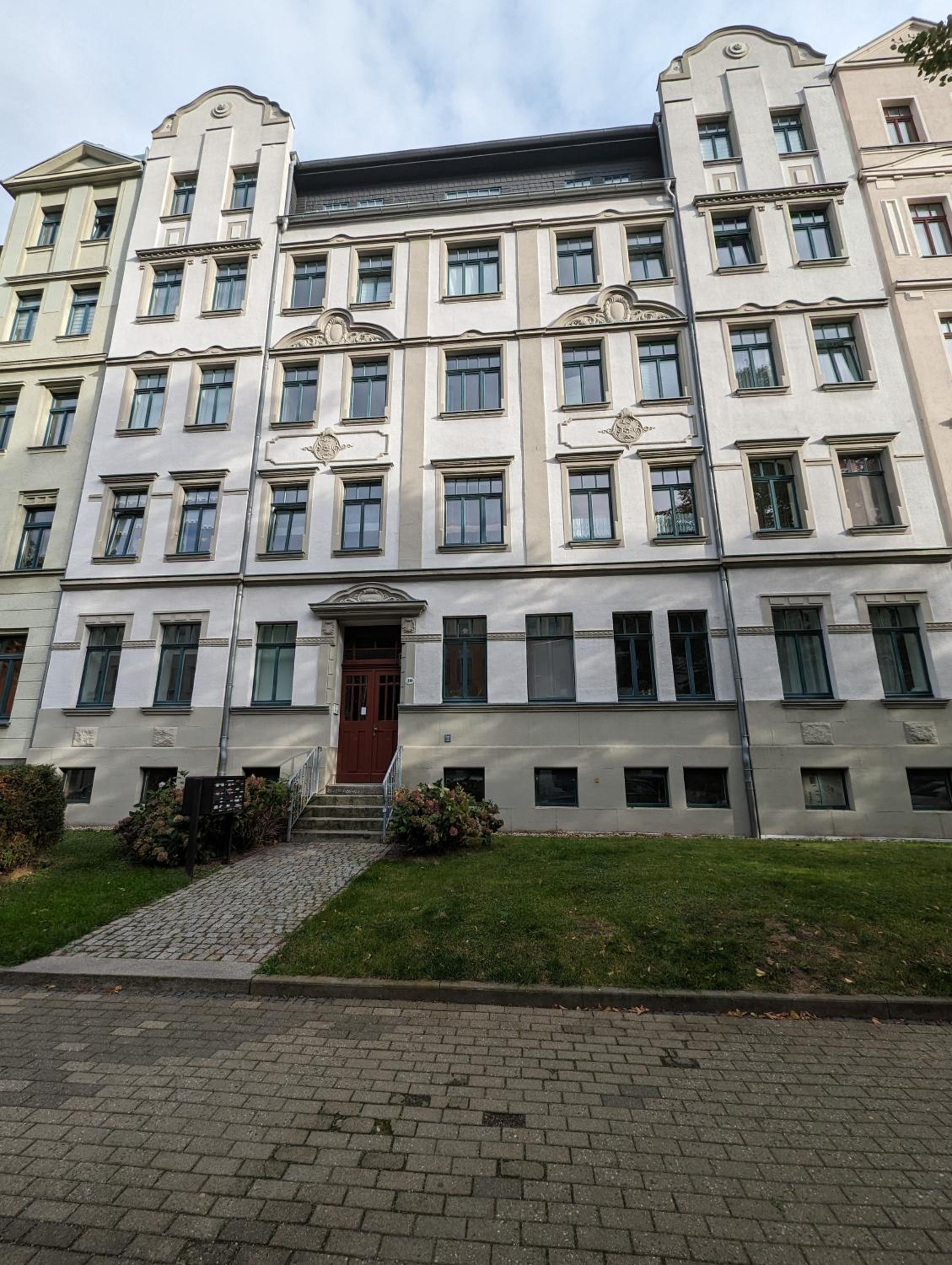 Chemnitz Saxonia HomeDeLuxe Hochwertige 50qm 2-Zimmer-Ferienwohnung mit privaten Kfz Parkplatz Stellplatz mit MWSt-Rechnung mit XXL Hülsta Bett & Etagenbet