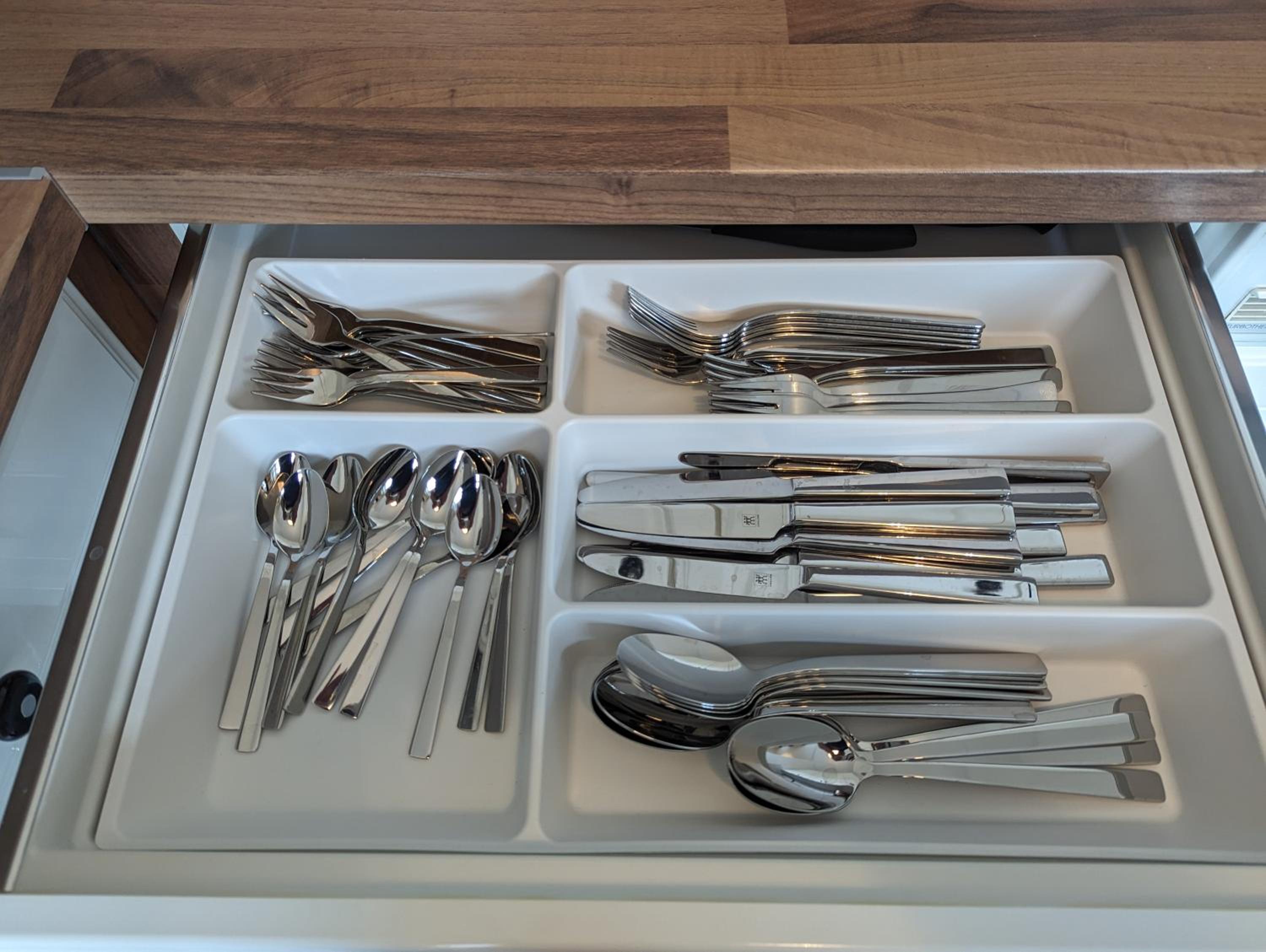 Chemnitz Saxonia HomeDeLuxe Hochwertige 50qm 2-Zimmer-Ferienwohnung mit privaten Kfz Parkplatz Stellplatz mit MWSt-Rechnung mit XXL Hülsta Bett & Etagenbet