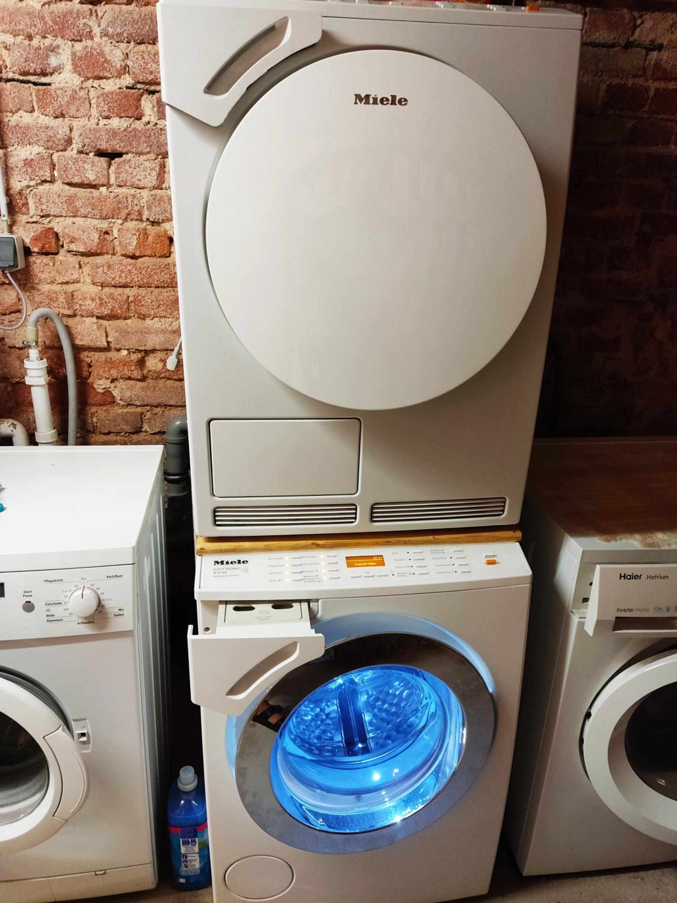 Chemnitz Saxonia HomeDeLuxe Hochwertige 50qm 2-Zimmer-Ferienwohnung mit privaten Kfz Parkplatz Stellplatz mit MWSt-Rechnung mit XXL Hülsta Bett & Etagenbet