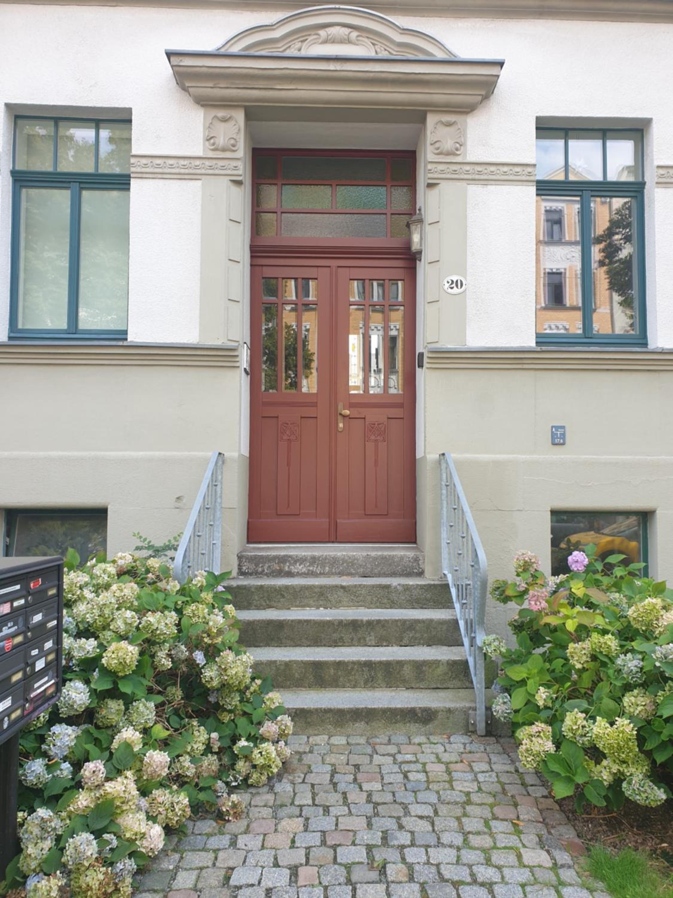 Chemnitz Saxonia HomeDeLuxe Hochwertige 50qm 2-Zimmer-Ferienwohnung mit privaten Kfz Parkplatz Stellplatz mit MWSt-Rechnung mit XXL Hülsta Bett & Etagenbet