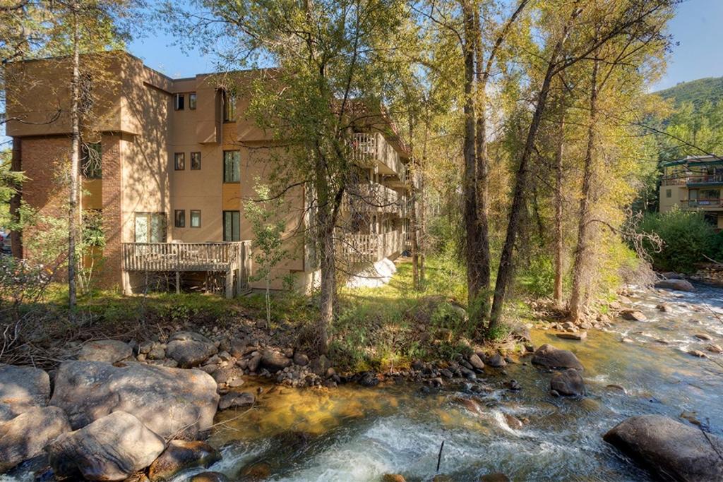 Riverview Unit 8, All the Essentials Riverside Condo with Access to Pool & Hot Tub view 3