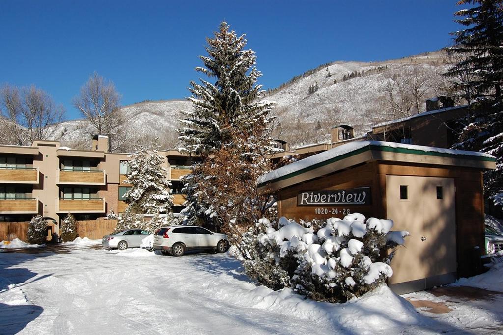 Riverview Unit 8, All the Essentials Riverside Condo with Access to Pool & Hot Tub view 4