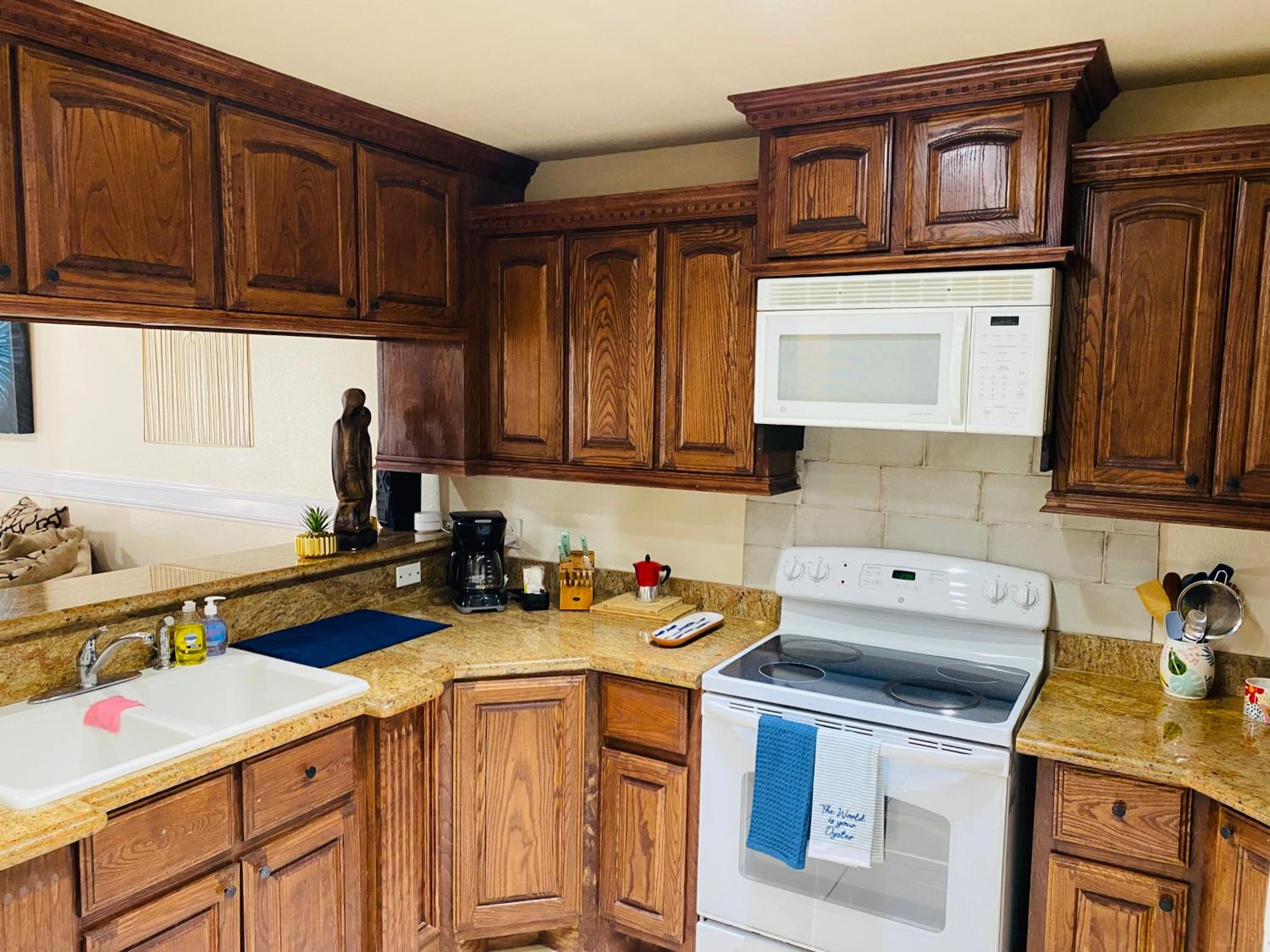 Brownsville Comfort 2 bedroom 1 bath , Spacious Kitchen and Outdoor Home view 2