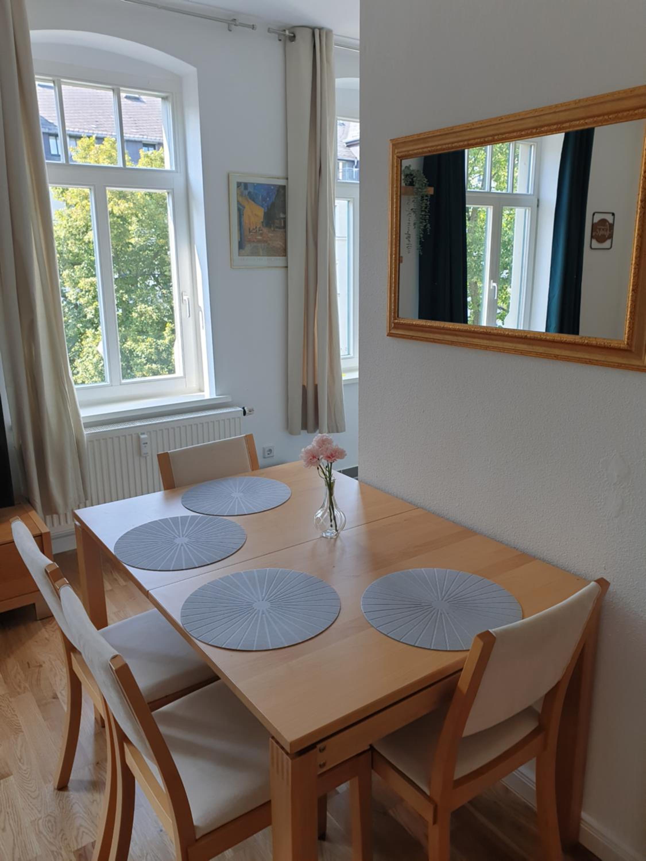 Chemnitz Saxonia HomeDeLuxe Hochwertige 50qm 2-Zimmer-Ferienwohnung mit privaten Kfz Parkplatz Stellplatz mit MWSt-Rechnung mit XXL Hülsta Bett & Etagenbet