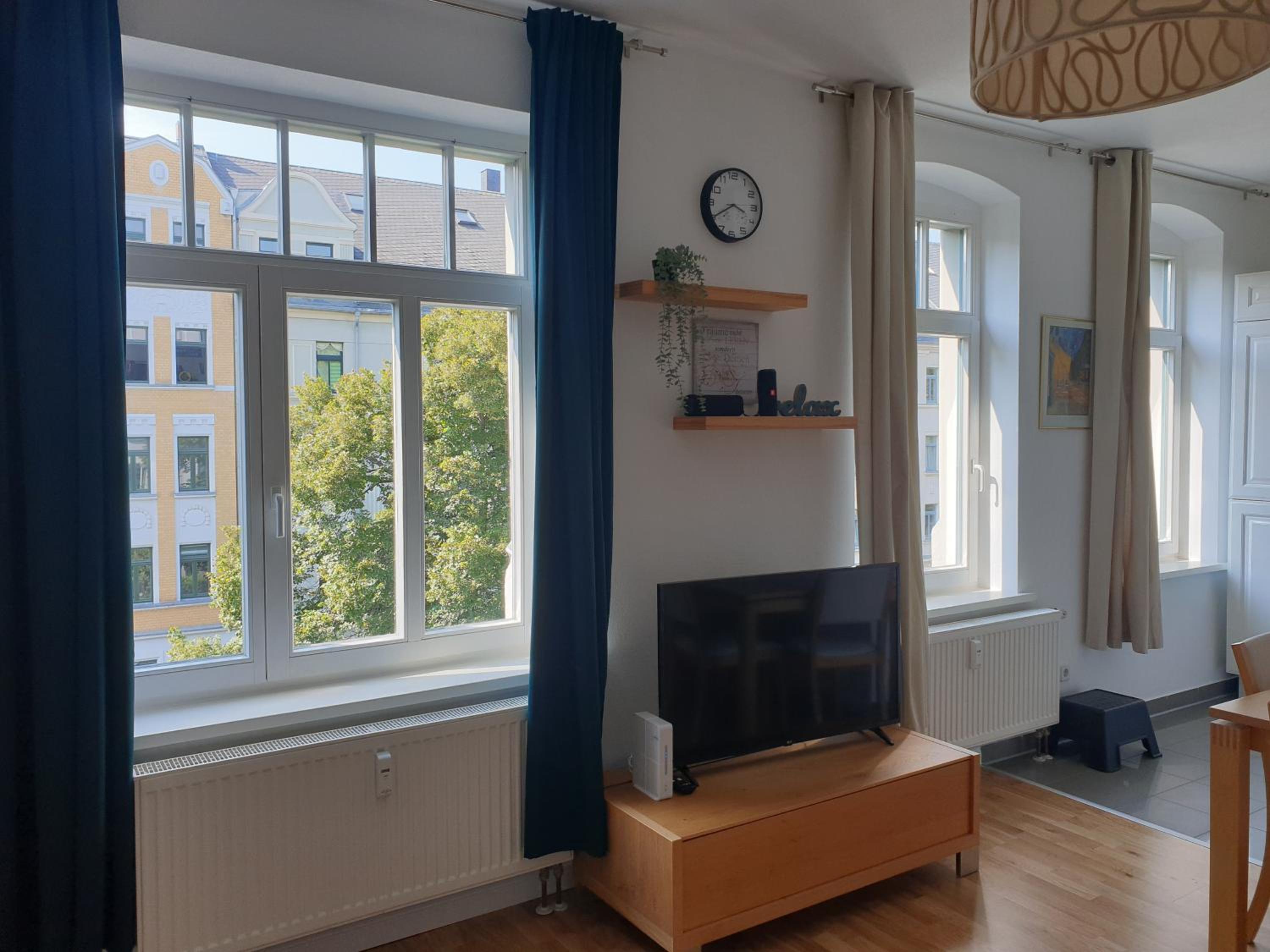 Chemnitz Saxonia HomeDeLuxe Hochwertige 50qm 2-Zimmer-Ferienwohnung mit privaten Kfz Parkplatz Stellplatz mit MWSt-Rechnung mit XXL Hülsta Bett & Etagenbet