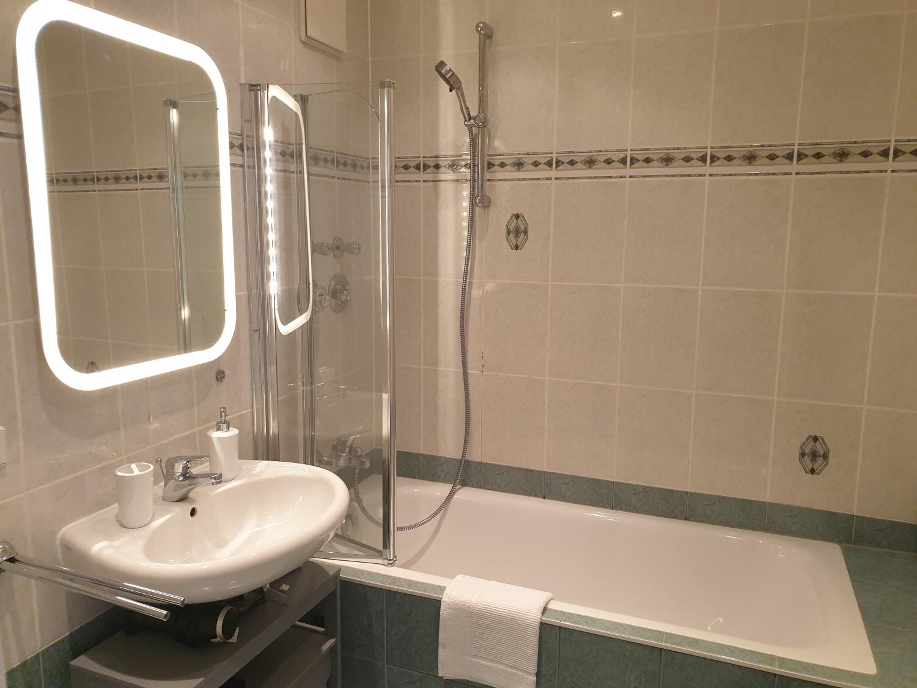 Chemnitz Saxonia HomeDeLuxe Hochwertige 50qm 2-Zimmer-Ferienwohnung mit privaten Kfz Parkplatz Stellplatz mit MWSt-Rechnung mit XXL Hülsta Bett & Etagenbet