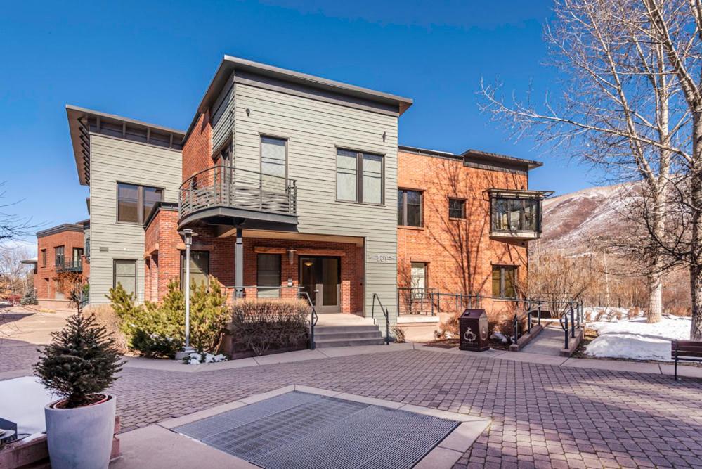 Obermeyer Place Unit 102 Park, Expansive Luxury Condo Walking Distance to Gondola & Restaurants