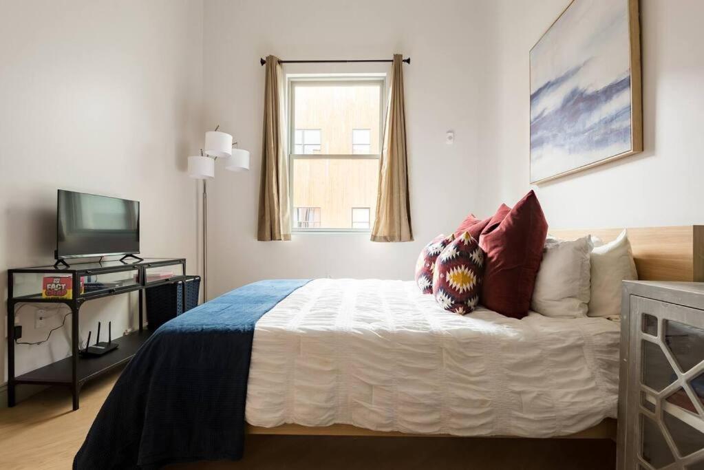 Trendy Condo! Close to everthing Downtown view 2