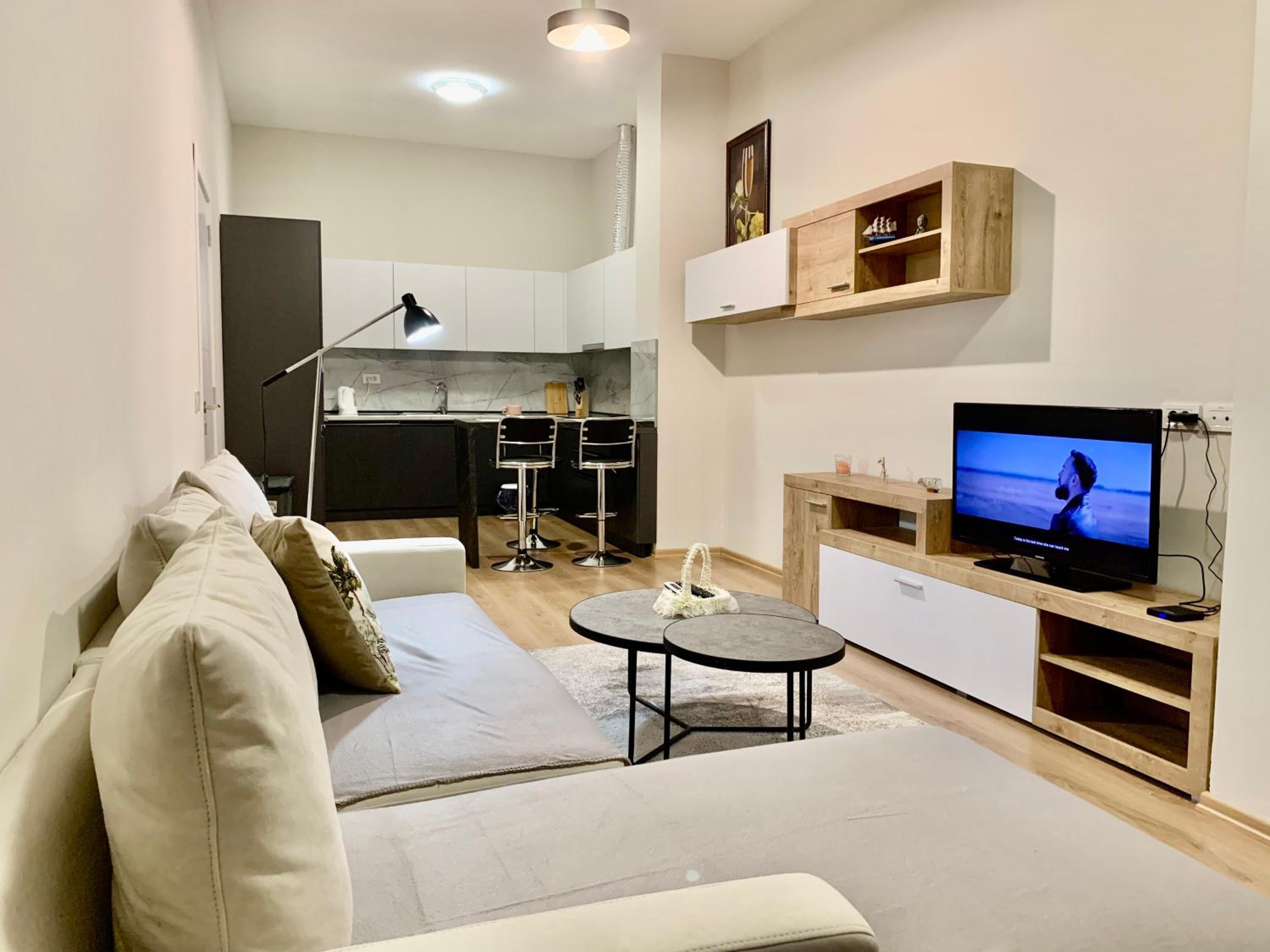 Modern family-size condo with private veranda-5min to the lake